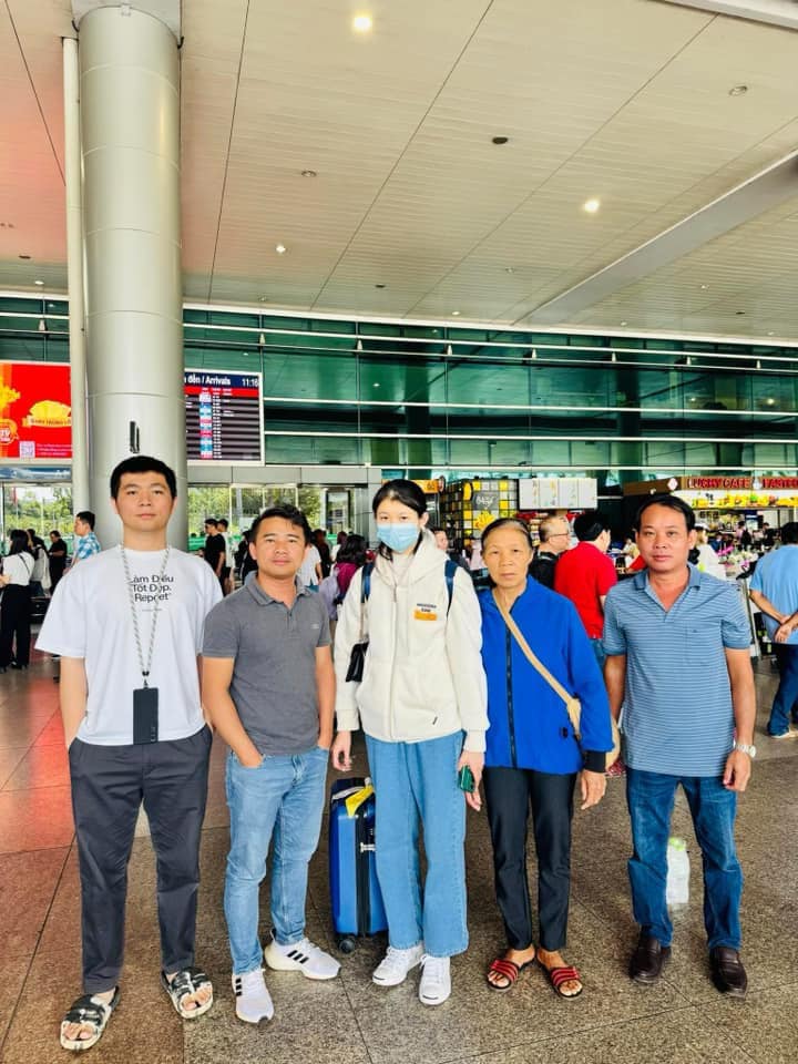 Nữ sinh vi&ecirc;n "mất t&iacute;ch" dịp Tết v&agrave; gi&acirc;y ph&uacute;t gặp lại người th&acirc;n ở s&acirc;n bay T&acirc;n Sơn Nhất - Ảnh 1.
