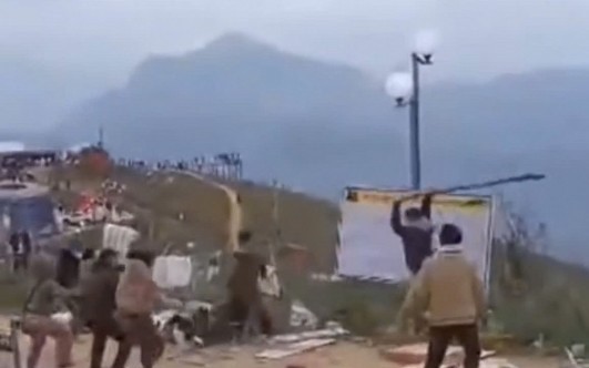 Hai nh&oacute;m thanh ni&ecirc;n lao v&agrave;o hỗn chiến tại lễ hội