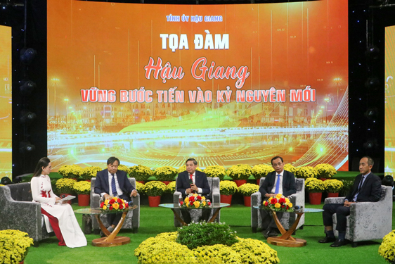 &Ocirc;ng Đồng Văn Thanh - B&iacute; thư Tỉnh ủy, Chủ tịch UBND tỉnh Hậu Giang (giữa) - ph&aacute;t biểu tại tọa đ&agrave;m
