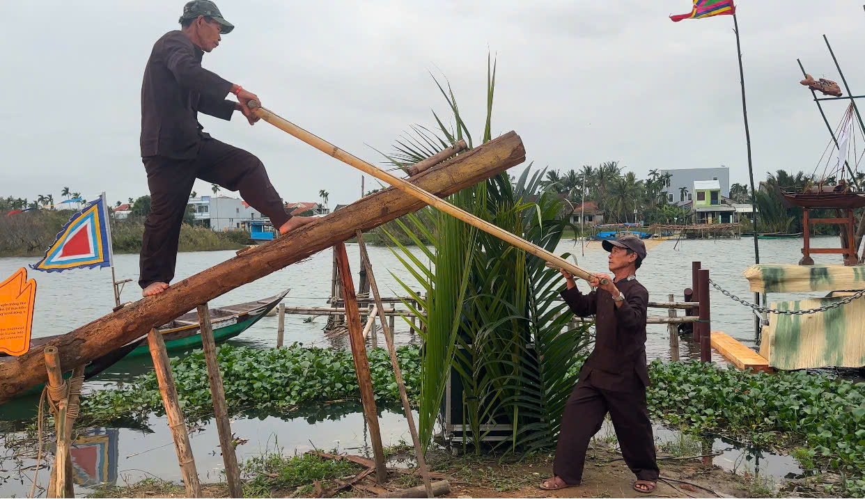 Du kh&aacute;ch đổ về lễ hội l&agrave;ng mộc Kim Bồng - Hội An để trải nghiệm miễn ph&iacute; nhiều dịch vụ- Ảnh 2.
