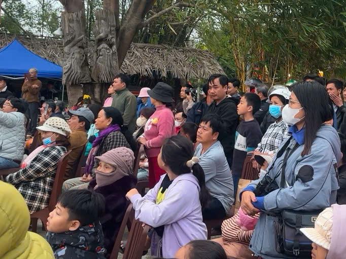 Du kh&aacute;ch đổ về lễ hội l&agrave;ng mộc Kim Bồng - Hội An để trải nghiệm miễn ph&iacute; nhiều dịch vụ- Ảnh 3.