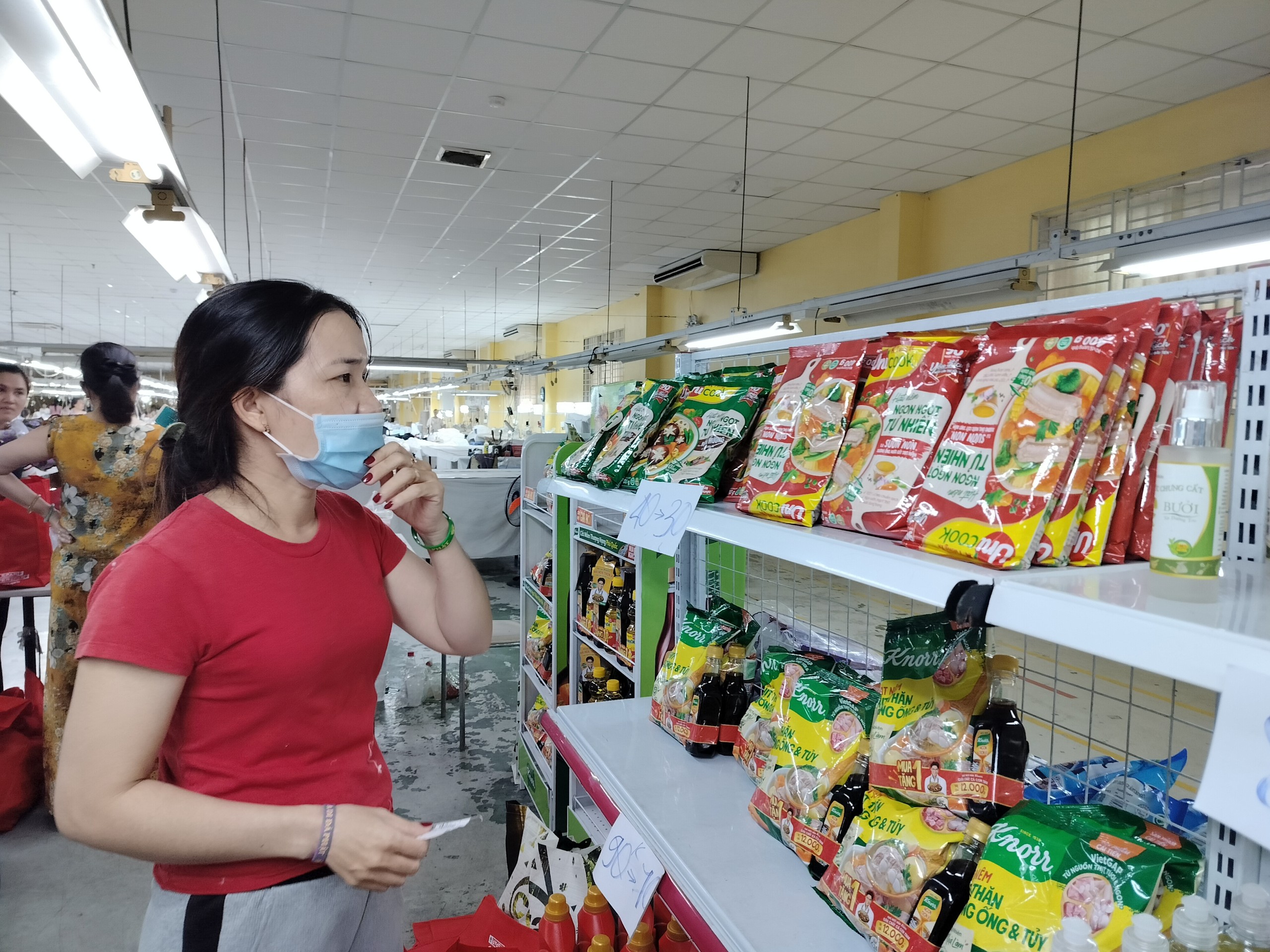 Lương kh&ocirc;ng đủ sống, v&igrave; sao nhiều c&ocirc;ng nh&acirc;n kh&ocirc;ng d&aacute;m nghỉ việc?- Ảnh 1.