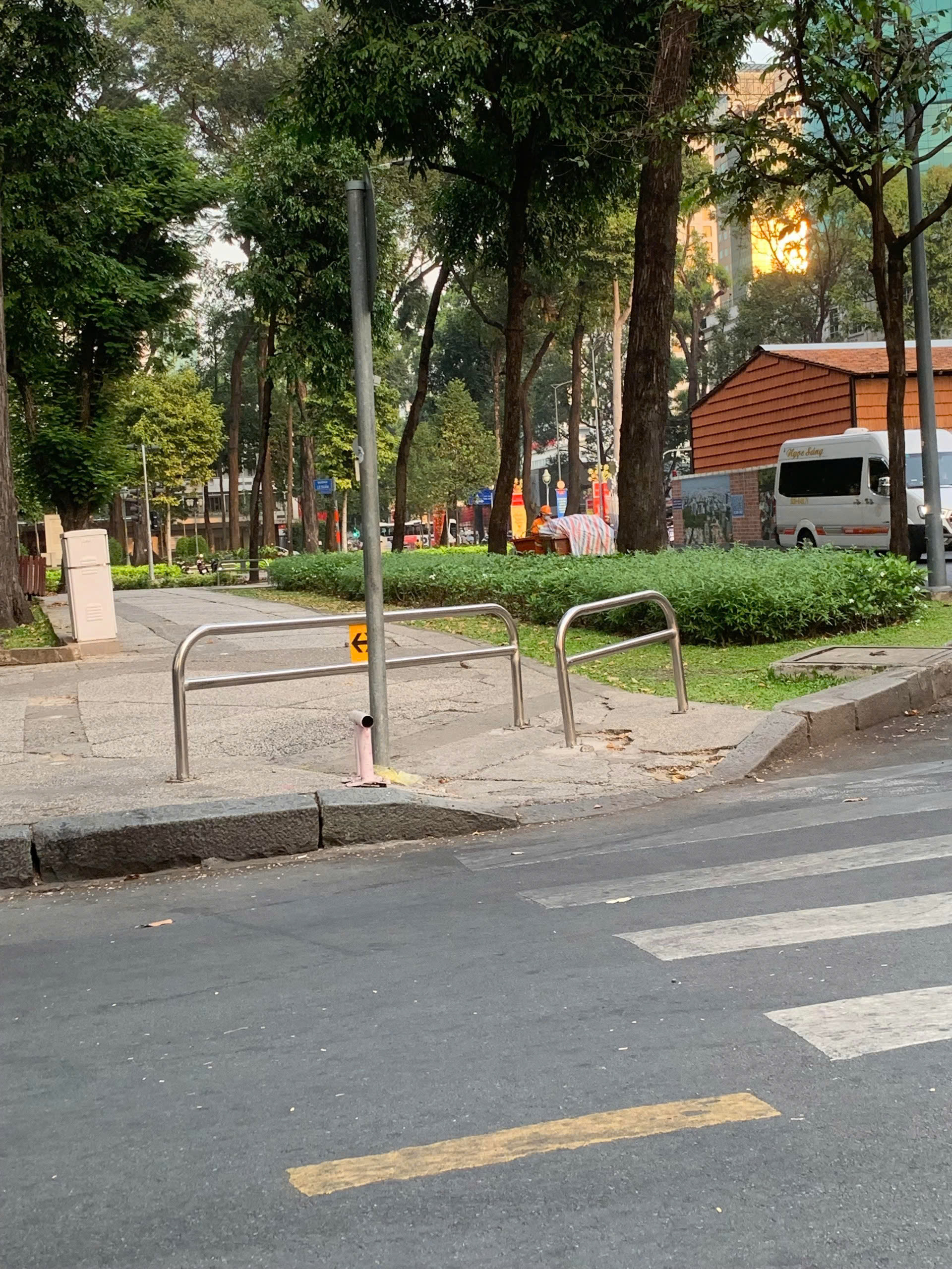Lề đường, công viên cần thông thoáng- Ảnh 1.