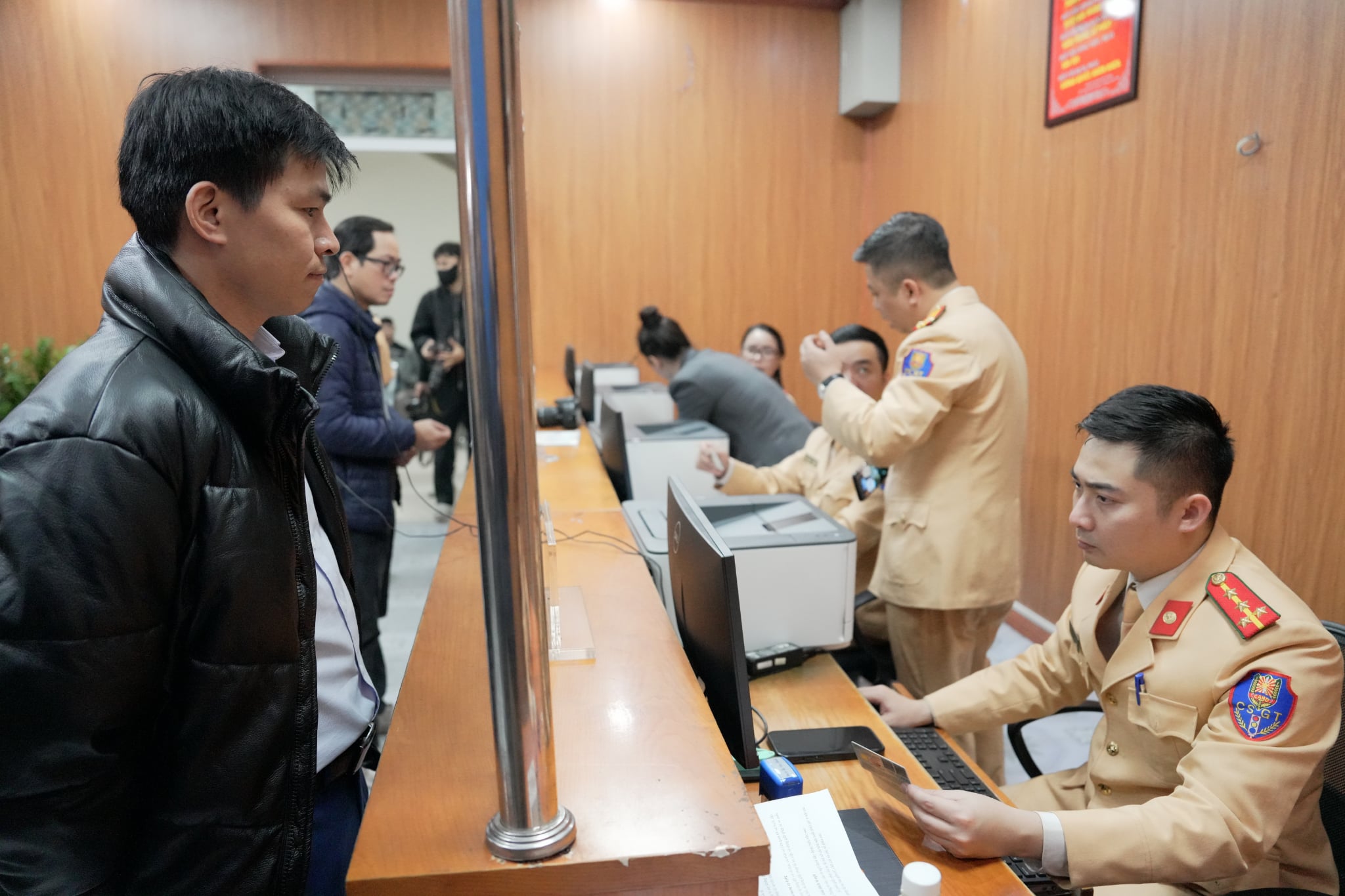 H&igrave;nh ảnh ng&agrave;y đầu CSGT cấp, đổi giấy ph&eacute;p l&aacute;i xe- Ảnh 5.