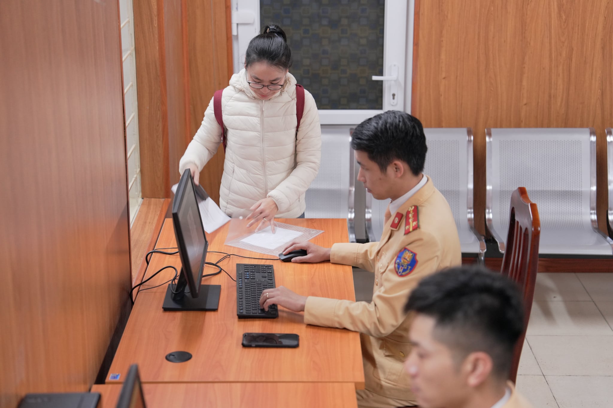 H&igrave;nh ảnh ng&agrave;y đầu CSGT cấp, đổi giấy ph&eacute;p l&aacute;i xe- Ảnh 4.