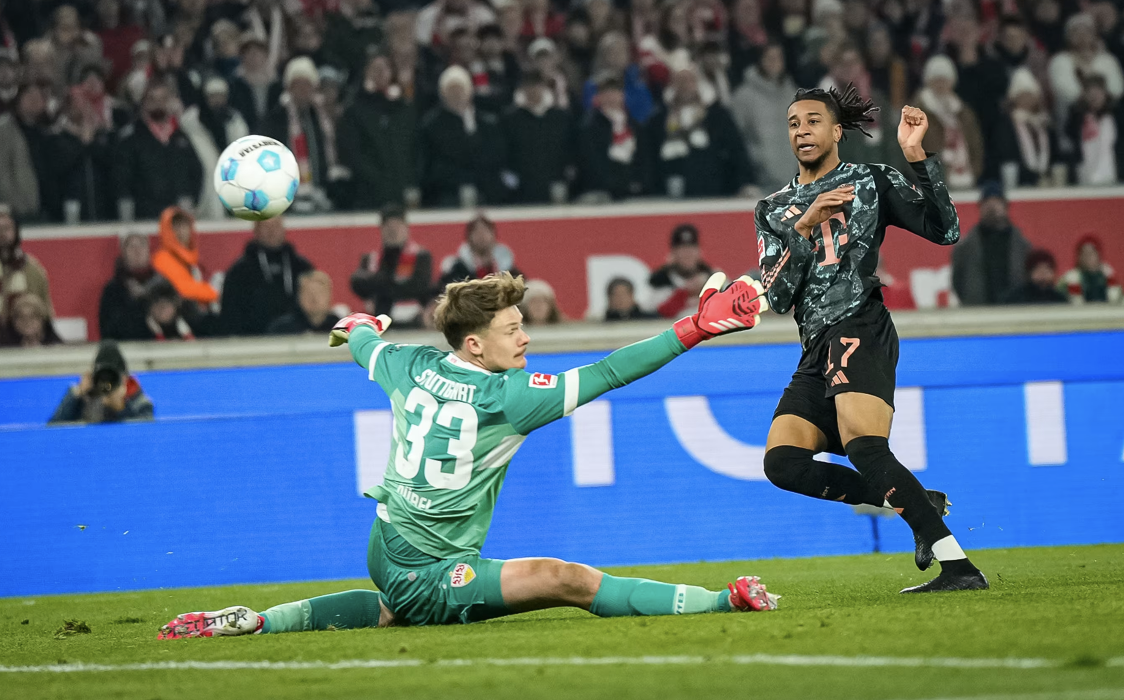 Ngược dòng hạ chủ nhà Stuttgart, Bayern Munich áp sát ngôi vô địch- Ảnh 3.