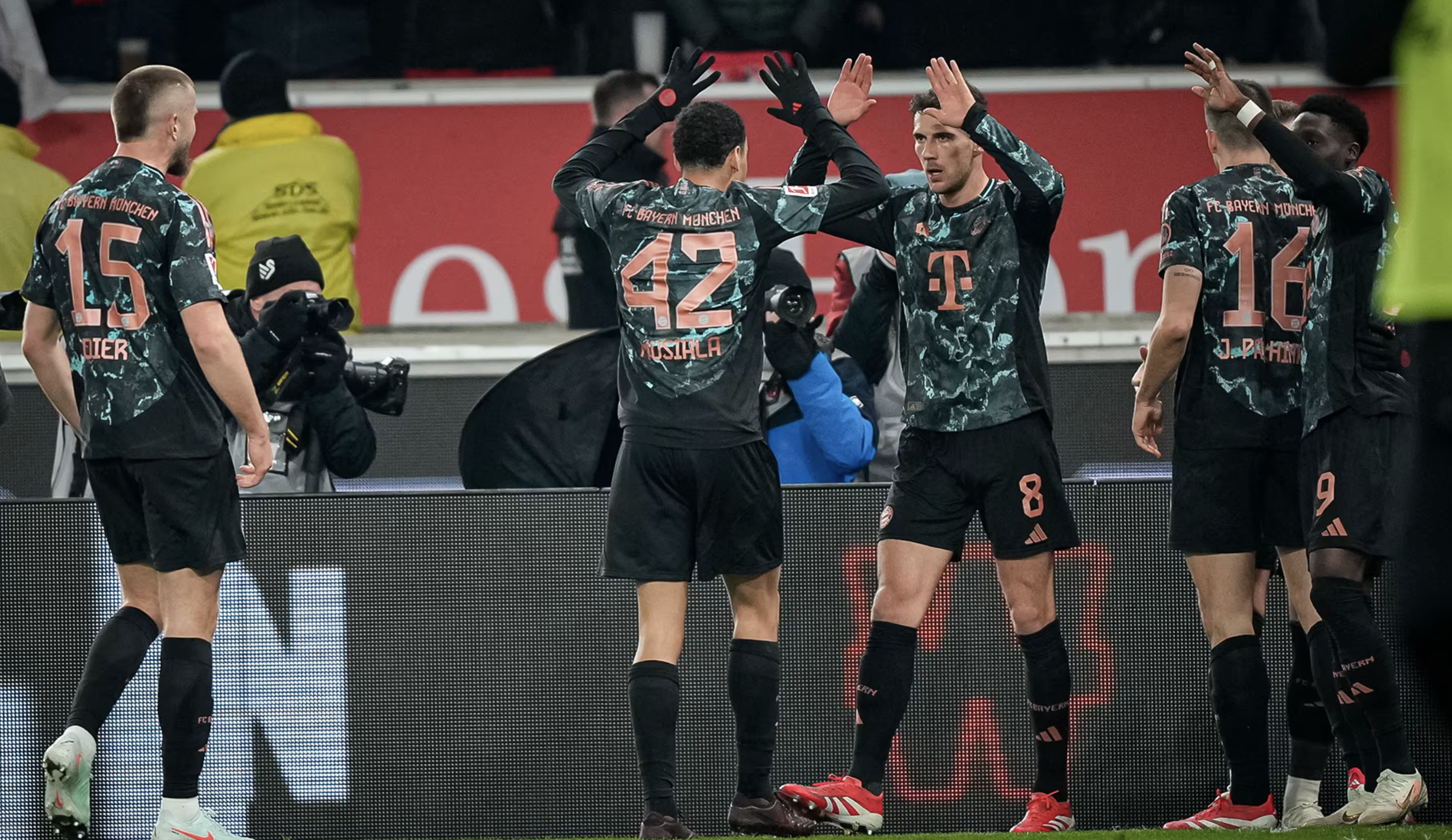 Ngược dòng hạ chủ nhà Stuttgart, Bayern Munich áp sát ngôi vô địch- Ảnh 6.