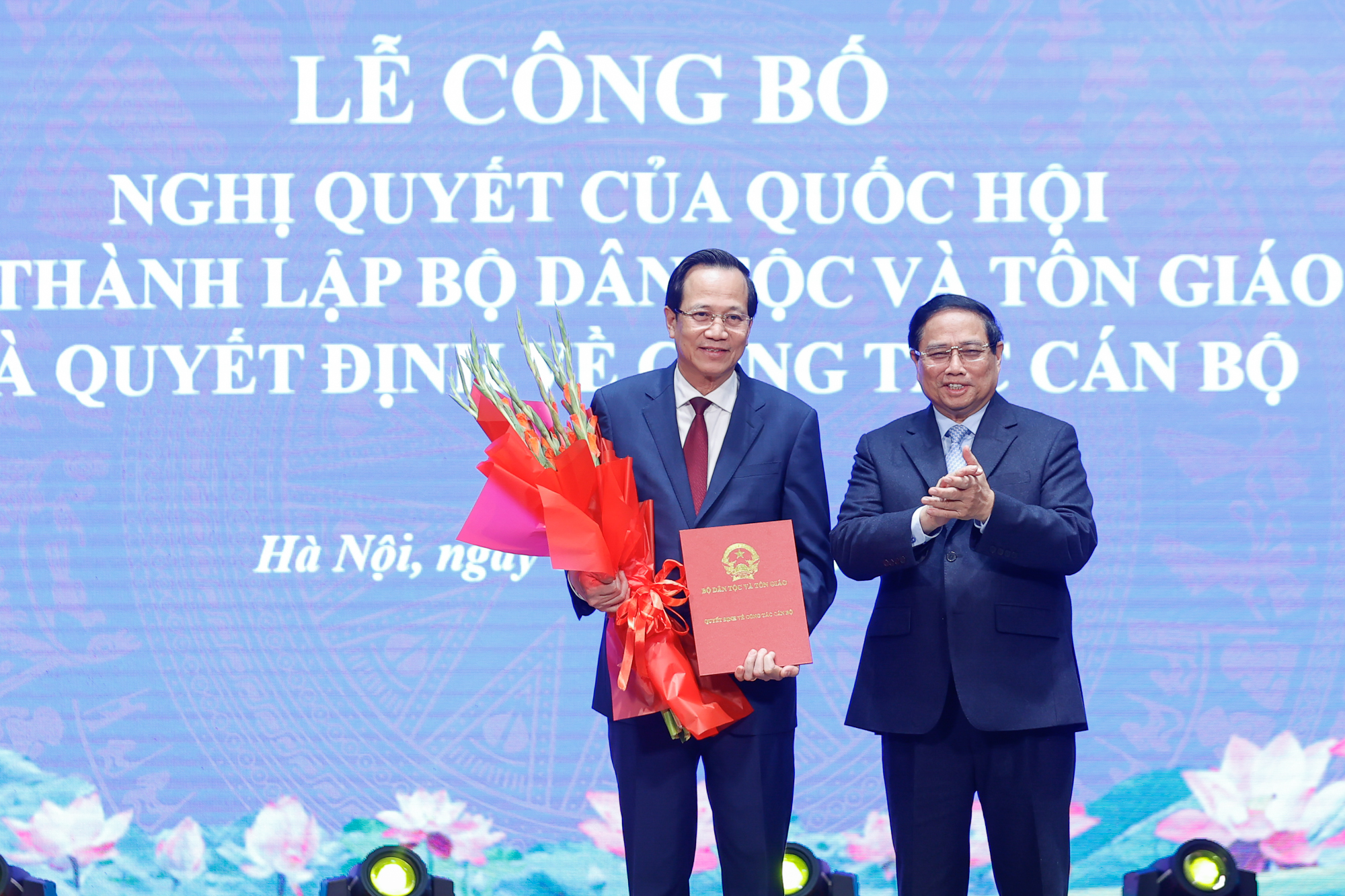 C&ocirc;ng bố nghị quyết th&agrave;nh lập, trao quyết định bổ nhiệm Bộ trưởng Bộ D&acirc;n tộc v&agrave; T&ocirc;n gi&aacute;o- Ảnh 2.