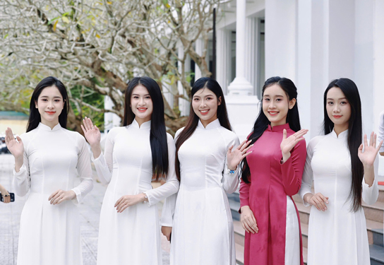 Sinh vi&ecirc;n ĐH Huế tham dự ng&agrave;y hội tuyển sinh Hoa hậu Việt Nam 2025 tại TP Huế Ảnh: DUY NAM