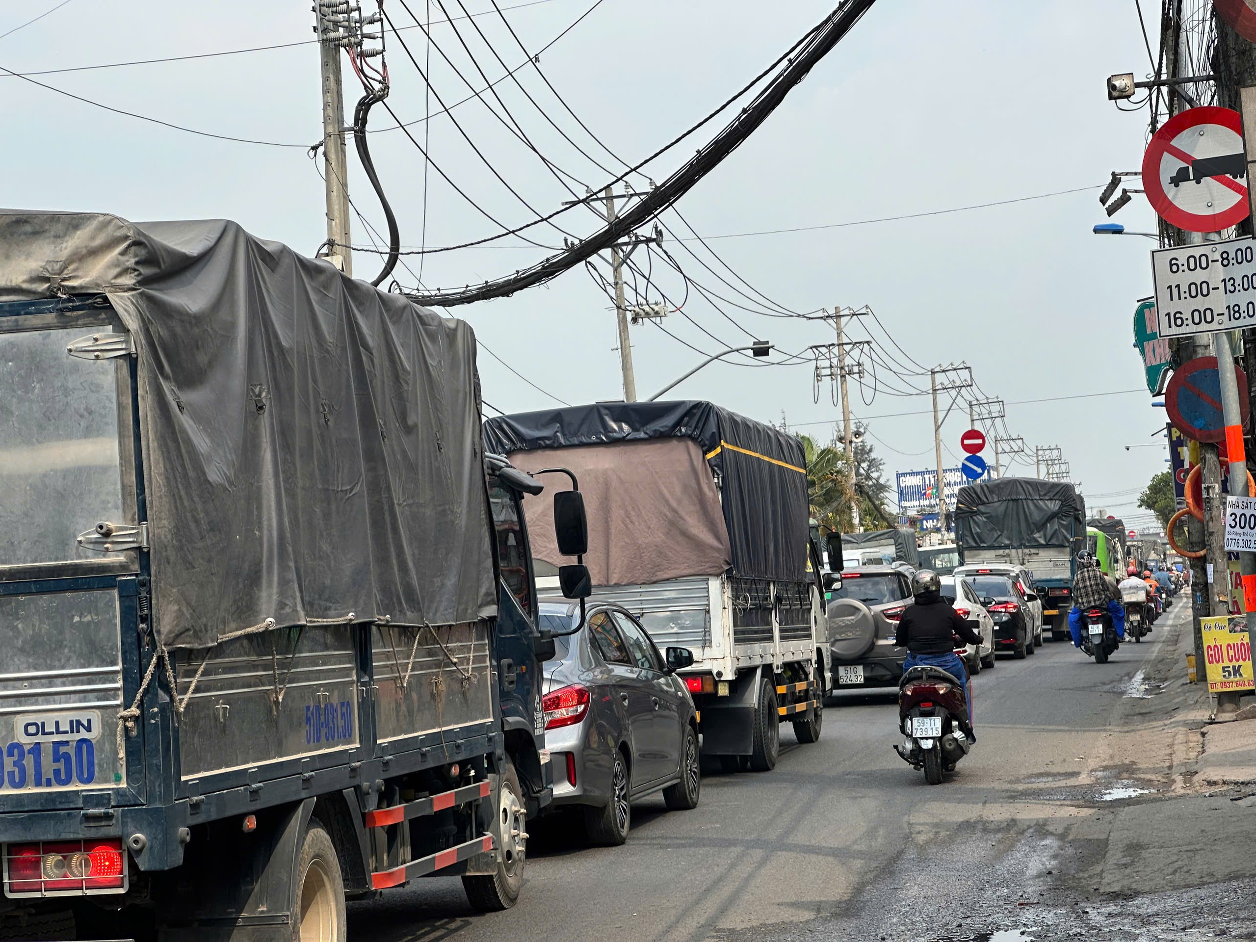 &Ocirc; t&ocirc; 5 chỗ bốc ch&aacute;y dữ dội ở TP HCM- Ảnh 3.