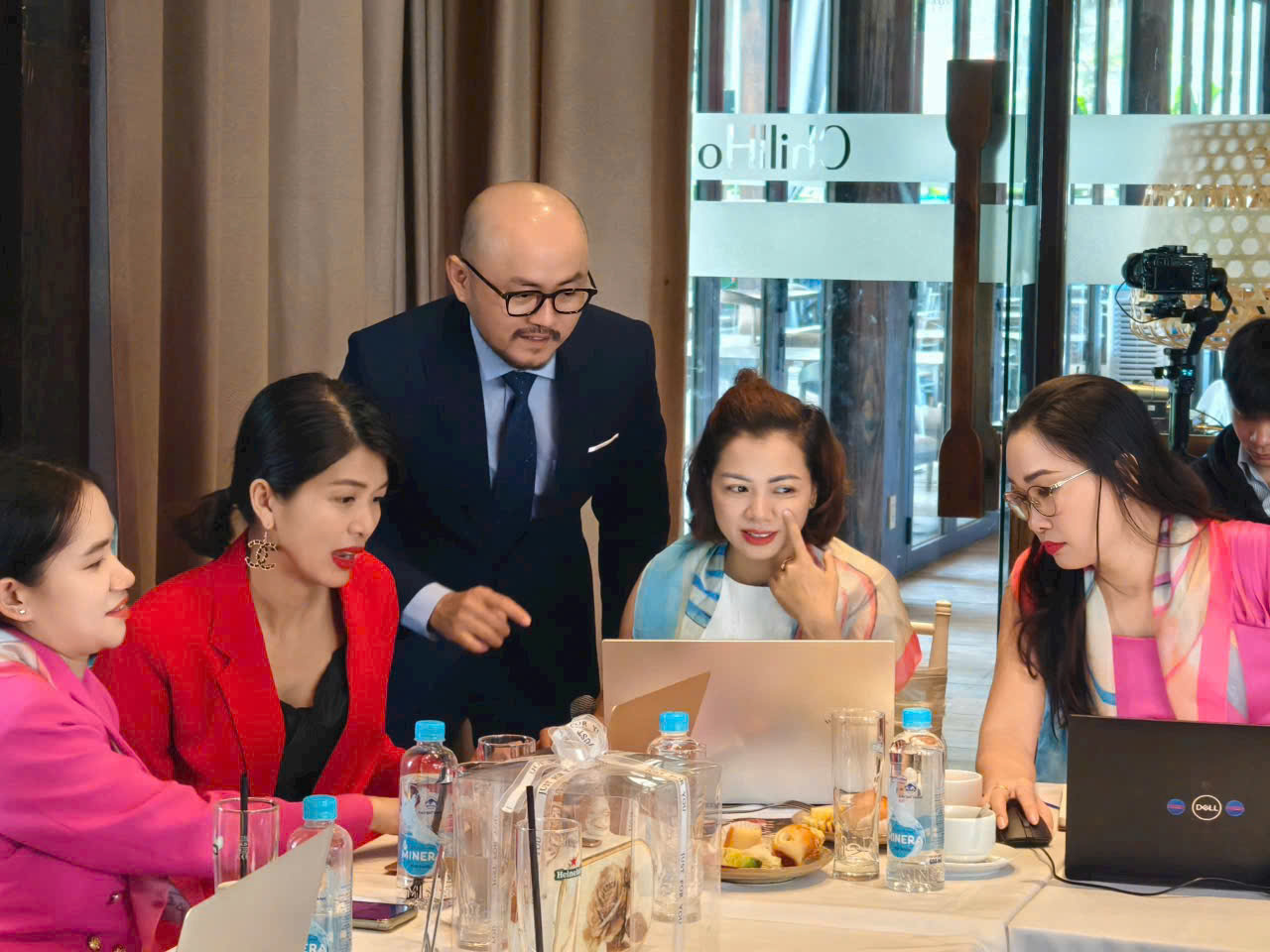 Kh&ocirc;ng để tụt hậu trước AI- Ảnh 1.