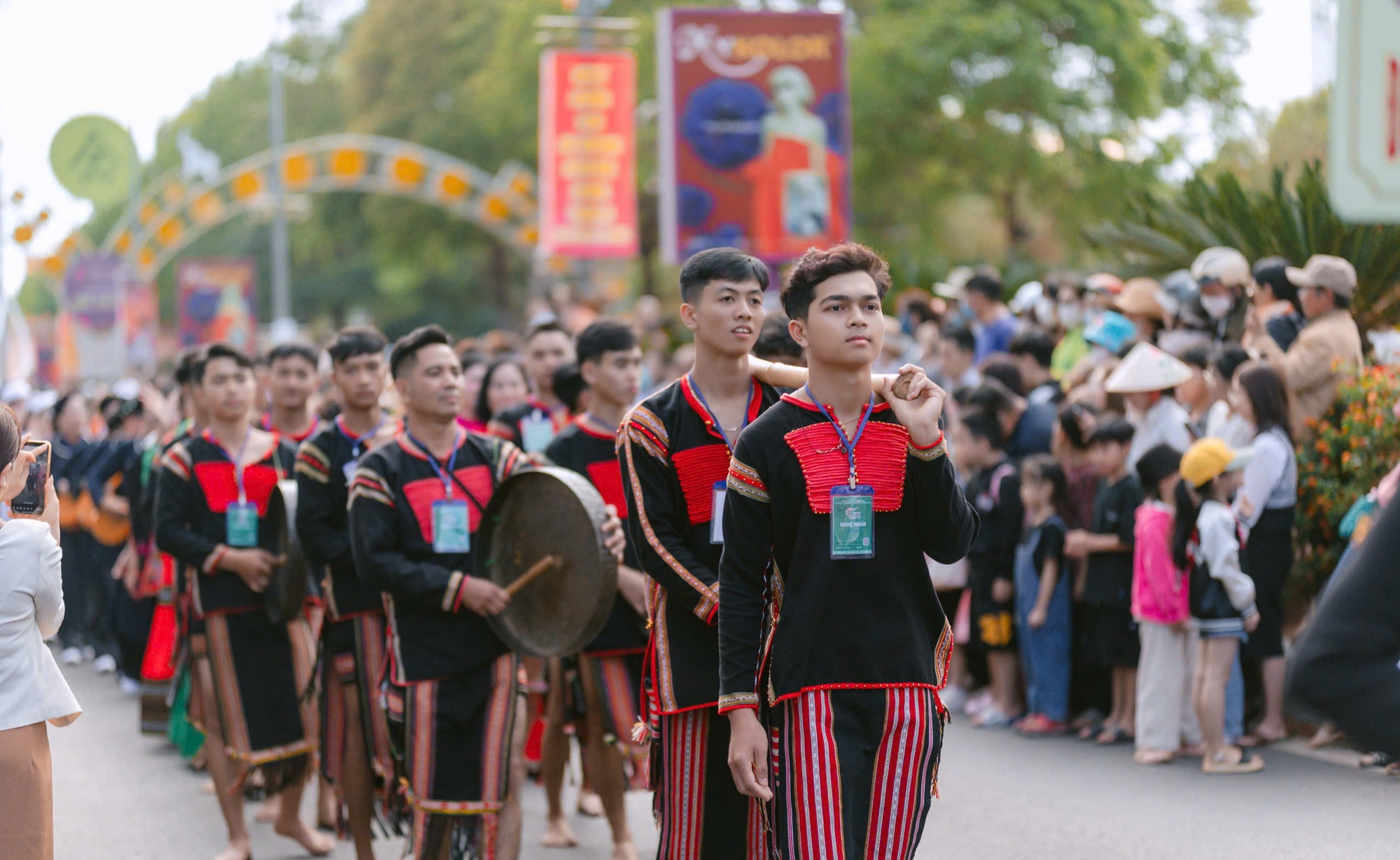 Cận cảnh h&agrave;ng vạn người chen ch&acirc;n tại Lễ hội đường phố - Lễ hội c&agrave; ph&ecirc; Bu&ocirc;n Ma Thuột- Ảnh 2.