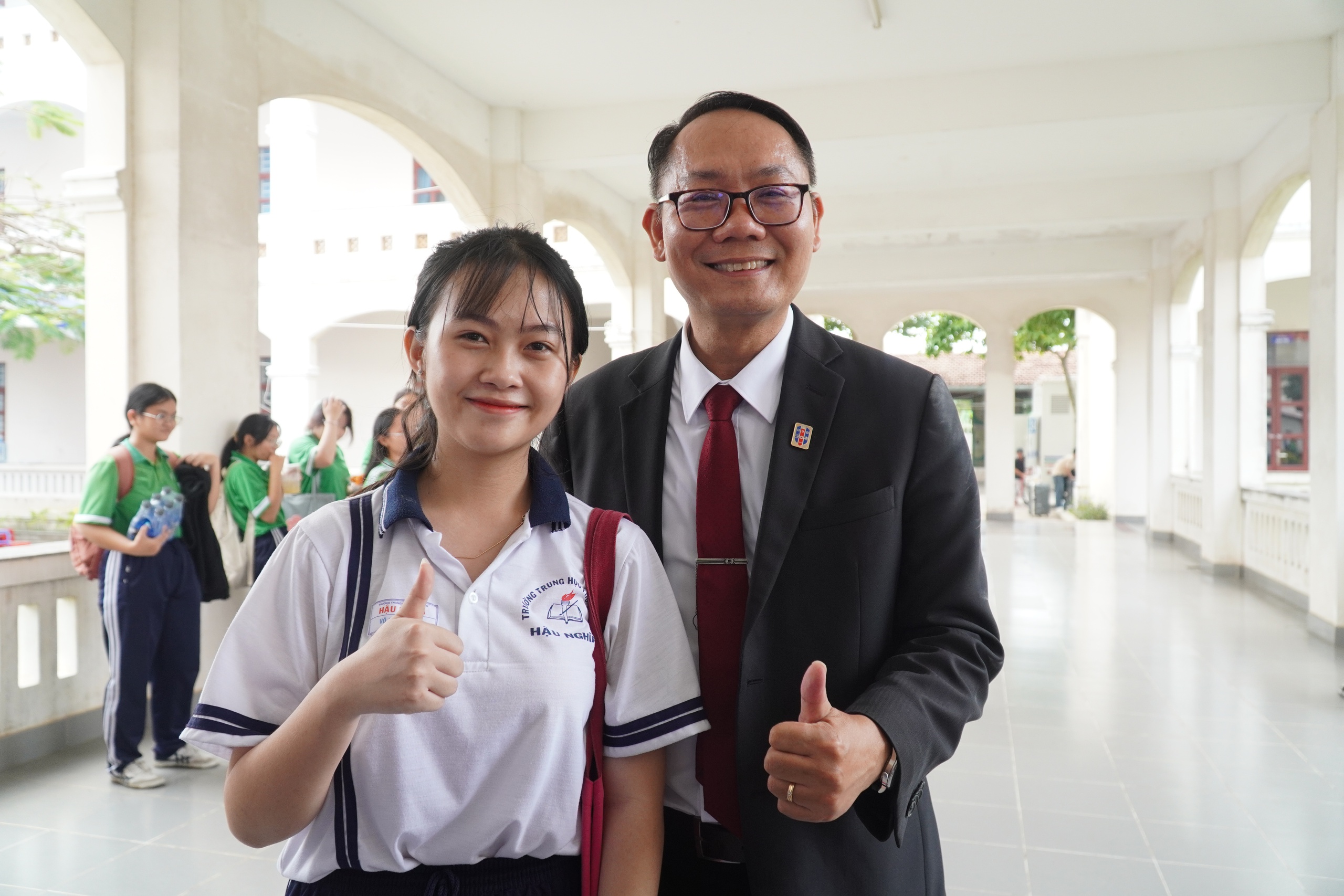 Học sinh cười t&iacute;t mắt v&igrave; được &ldquo;thần tượng&rdquo; tư vấn hướng nghiệp- Ảnh 3.