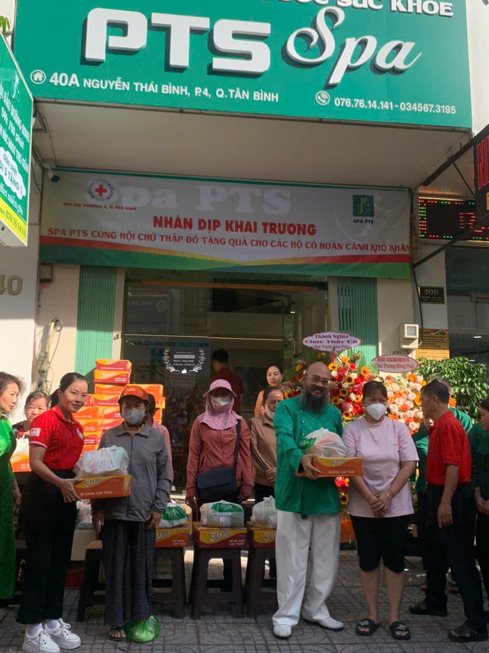 Nghệ sĩ Đức Xu&acirc;n khai trương Spa PTS v&agrave; trao qu&agrave; cho b&agrave; con ngh&egrave;o- Ảnh 1.