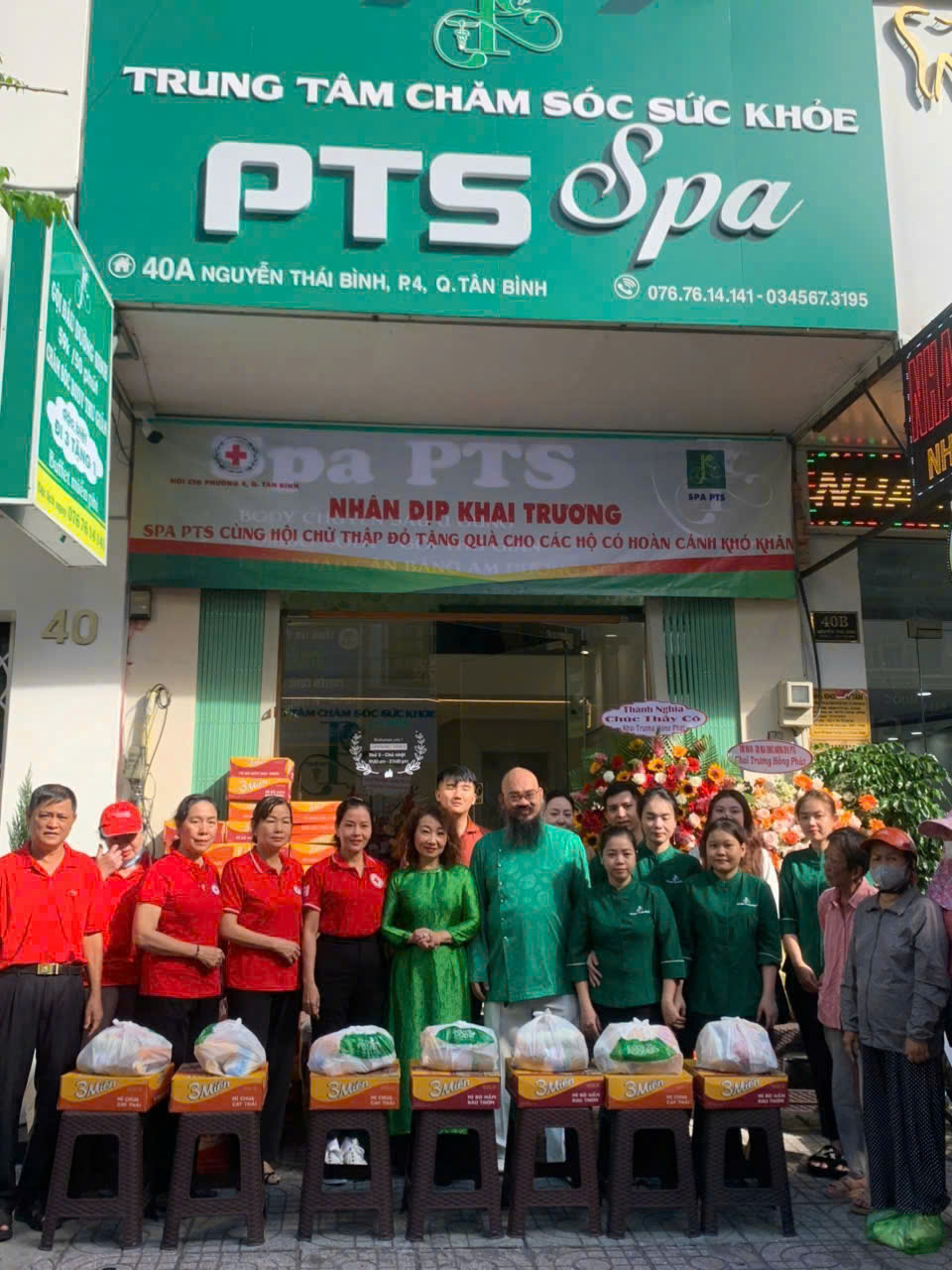 Nghệ sĩ Đức Xu&acirc;n khai trương Spa PTS v&agrave; trao qu&agrave; cho b&agrave; con ngh&egrave;o- Ảnh 3.