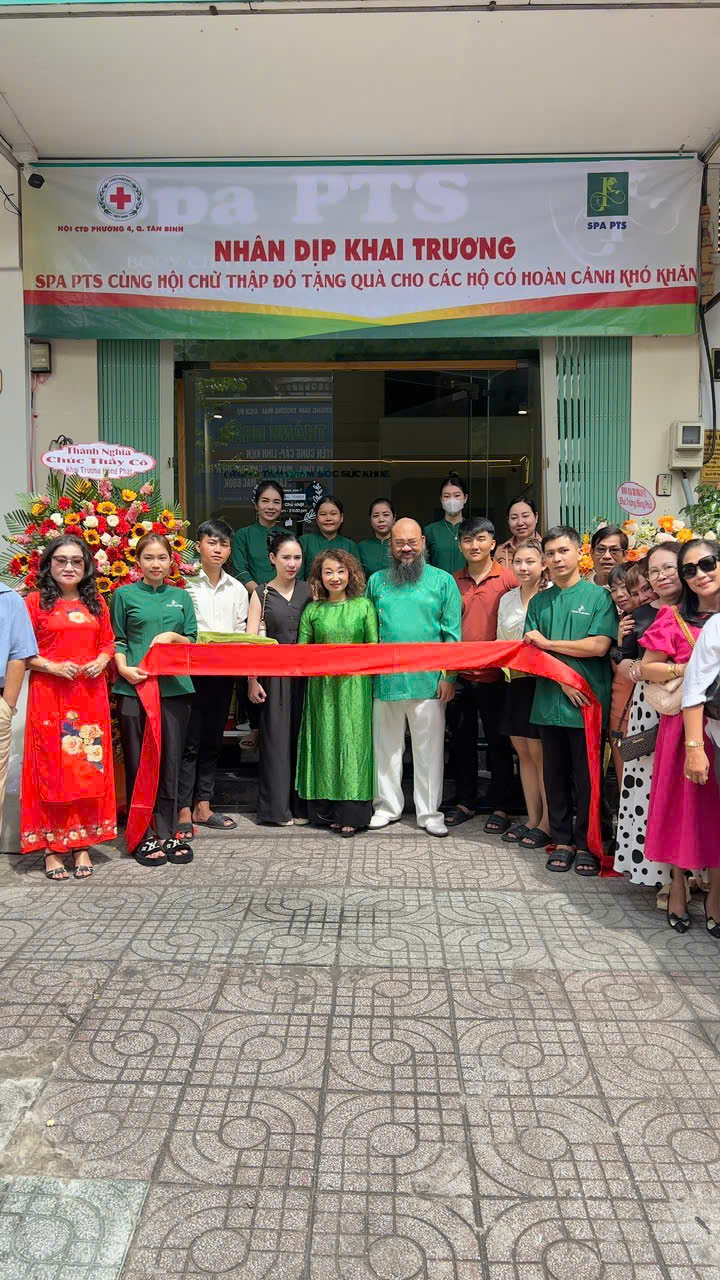 Nghệ sĩ Đức Xu&acirc;n khai trương Spa PTS v&agrave; trao qu&agrave; cho b&agrave; con ngh&egrave;o- Ảnh 5.