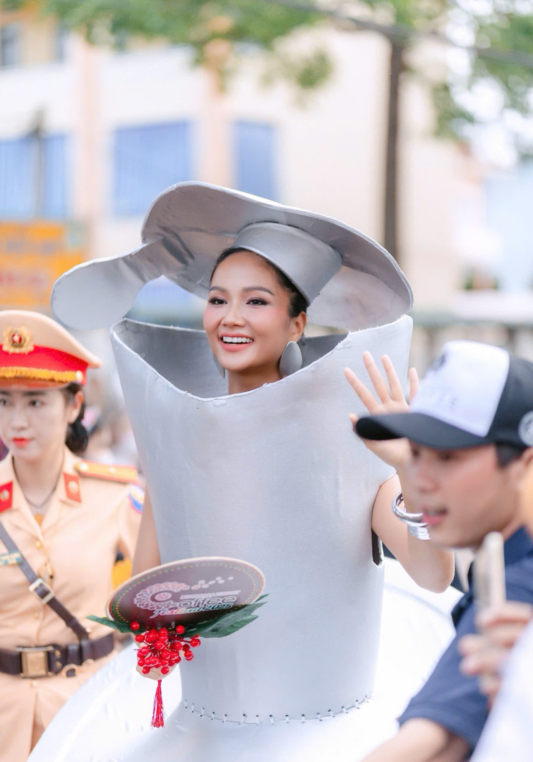 Cận cảnh h&agrave;ng vạn người chen ch&acirc;n tại Lễ hội đường phố - Lễ hội c&agrave; ph&ecirc; Bu&ocirc;n Ma Thuột- Ảnh 6.