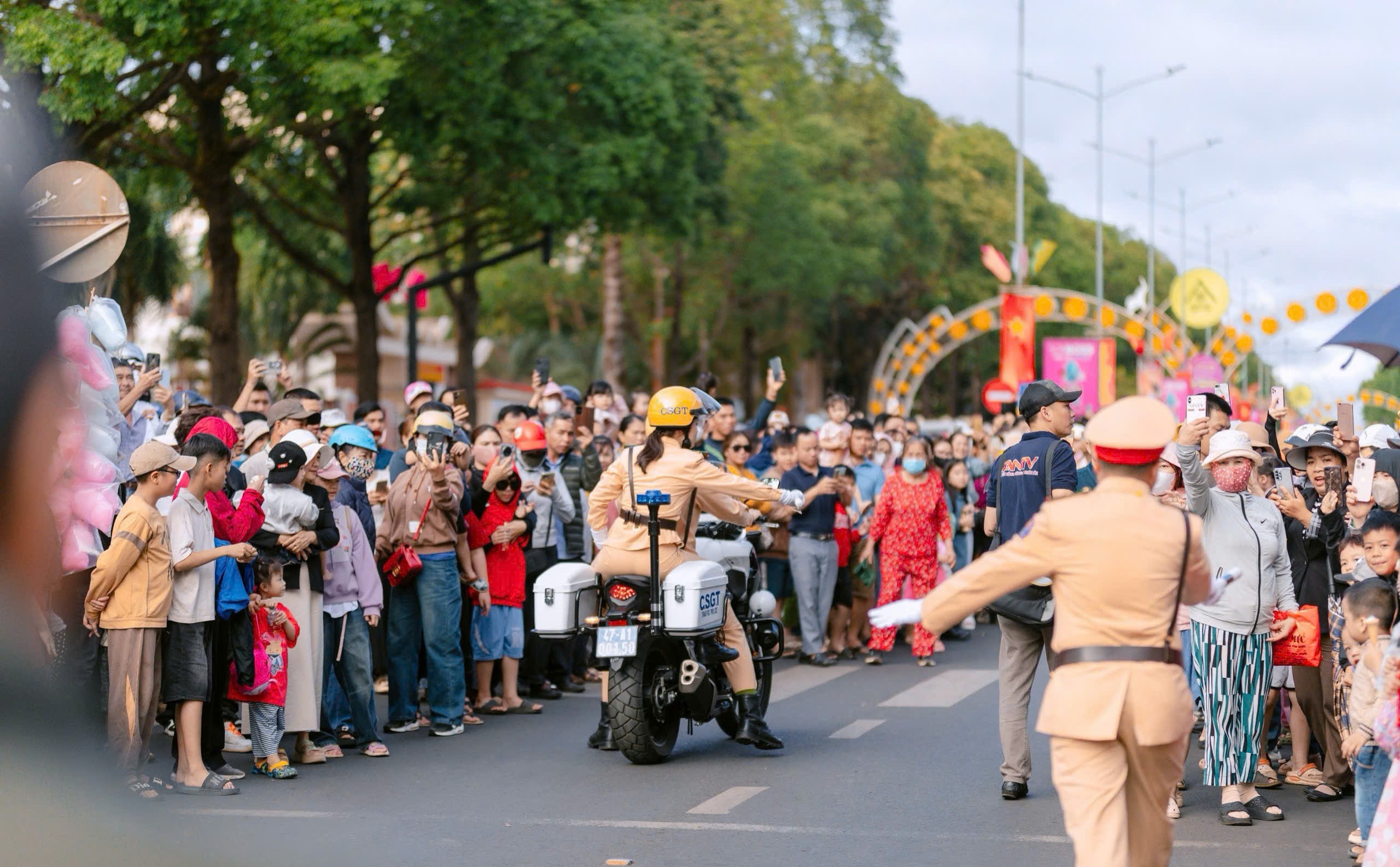 Cận cảnh h&agrave;ng vạn người chen ch&acirc;n tại Lễ hội đường phố - Lễ hội c&agrave; ph&ecirc; Bu&ocirc;n Ma Thuột- Ảnh 8.