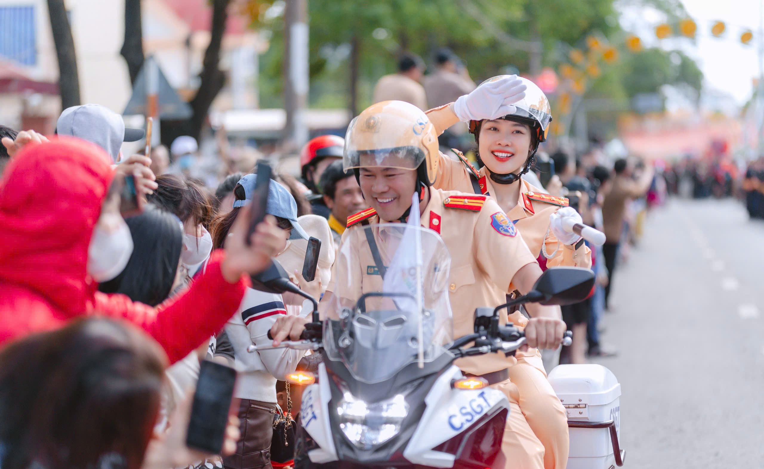 Cận cảnh h&agrave;ng vạn người chen ch&acirc;n tại Lễ hội đường phố - Lễ hội c&agrave; ph&ecirc; Bu&ocirc;n Ma Thuột- Ảnh 10.
