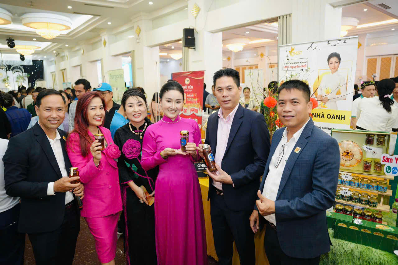 Doanh nh&acirc;n Đỗ Thị Mỹ Oanh giới thiệu Yến s&agrave;o ONEST tại sự kiện X&uacute;c tiến thương mại- Ảnh 4.