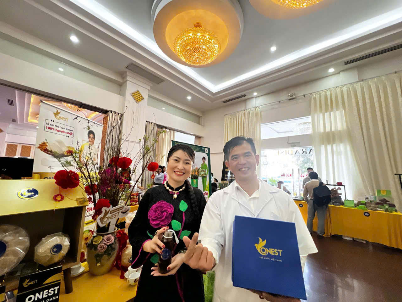 Doanh nh&acirc;n Đỗ Thị Mỹ Oanh giới thiệu Yến s&agrave;o ONEST tại sự kiện X&uacute;c tiến thương mại- Ảnh 1.