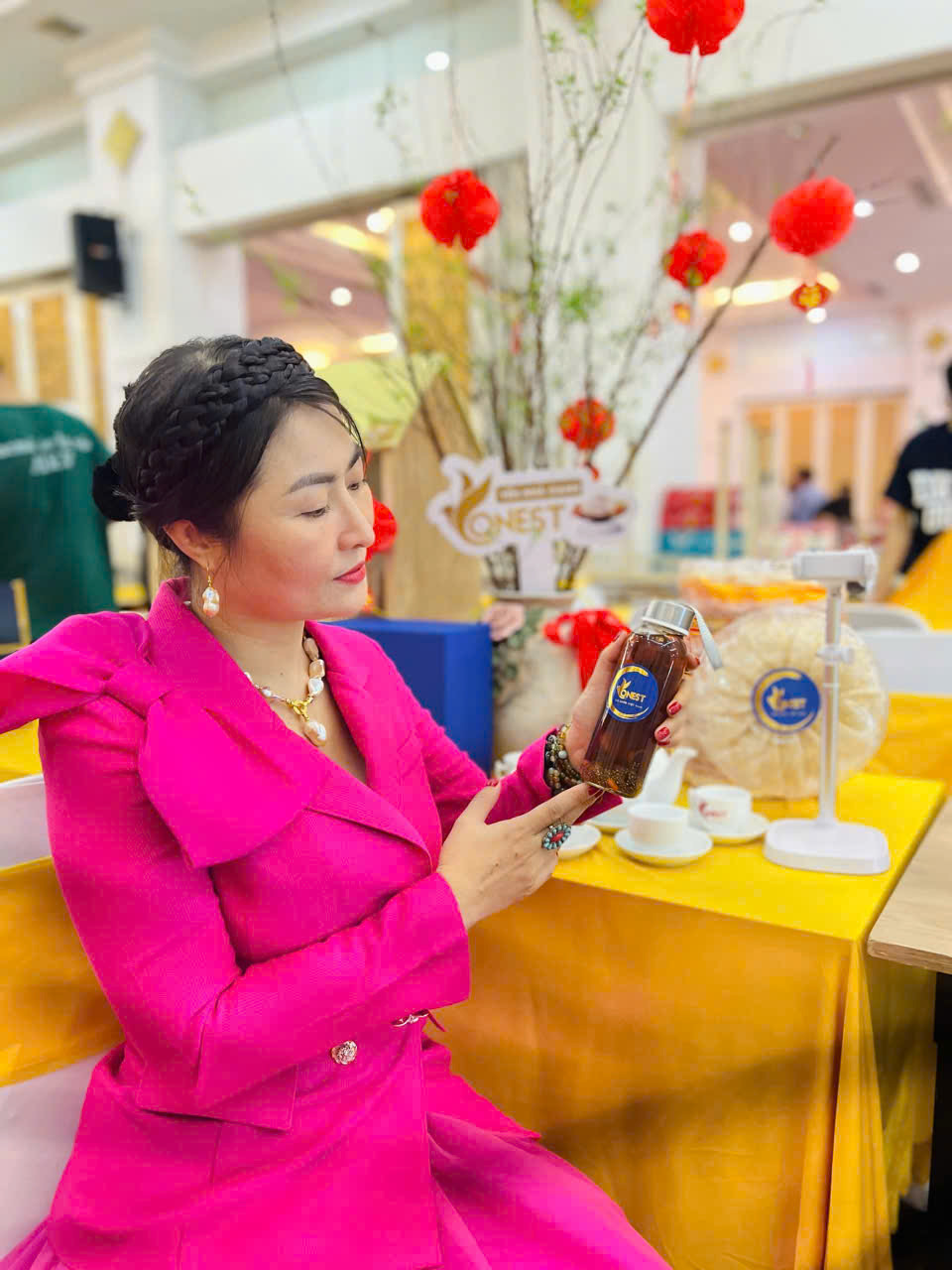 Doanh nh&acirc;n Đỗ Thị Mỹ Oanh giới thiệu Yến s&agrave;o ONEST tại sự kiện X&uacute;c tiến thương mại- Ảnh 5.