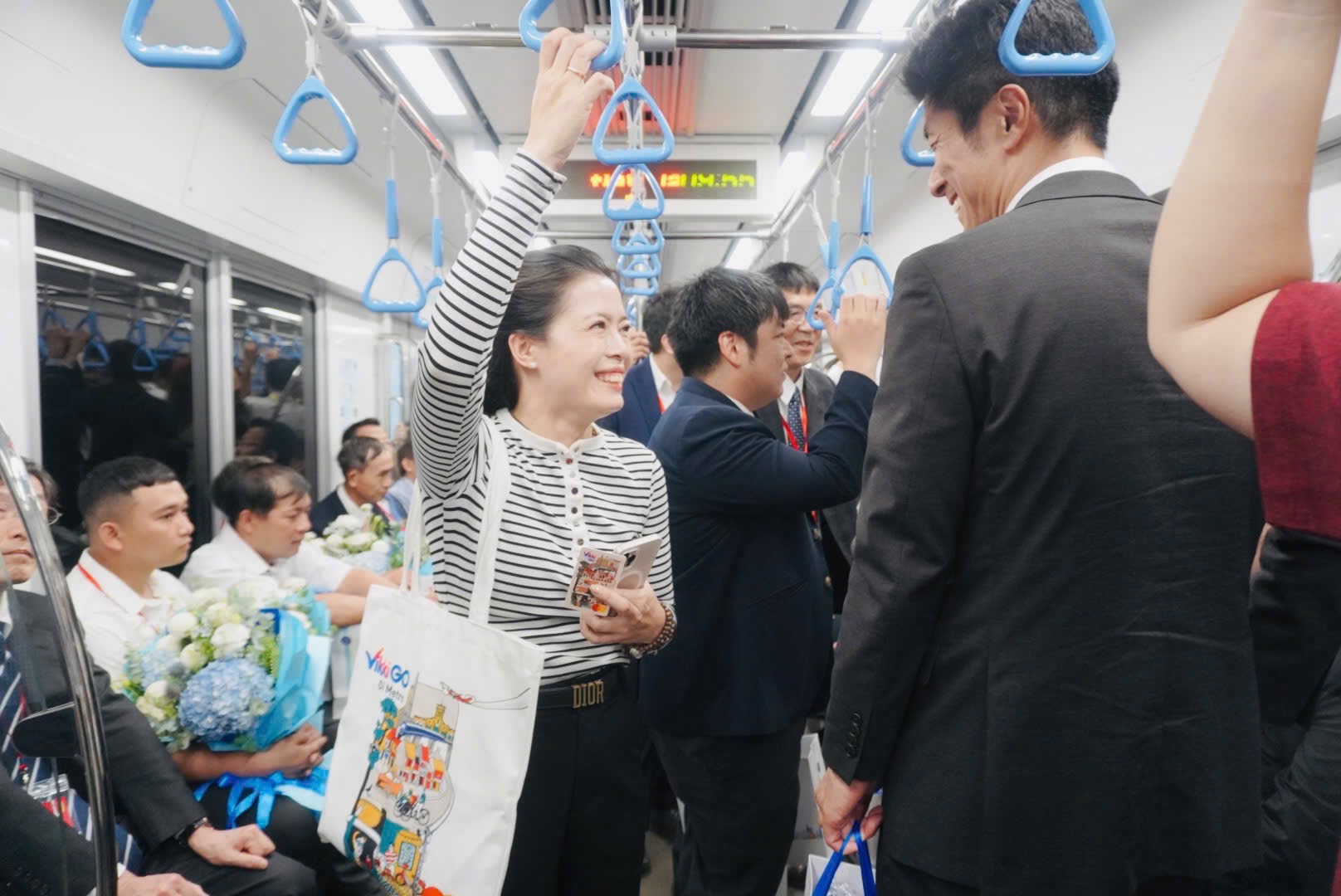 TP HCM khánh thành tuyến Metro số 1, Vikki Digital Bank cấp 100.000 thẻ miễn phí cho người dân- Ảnh 1.