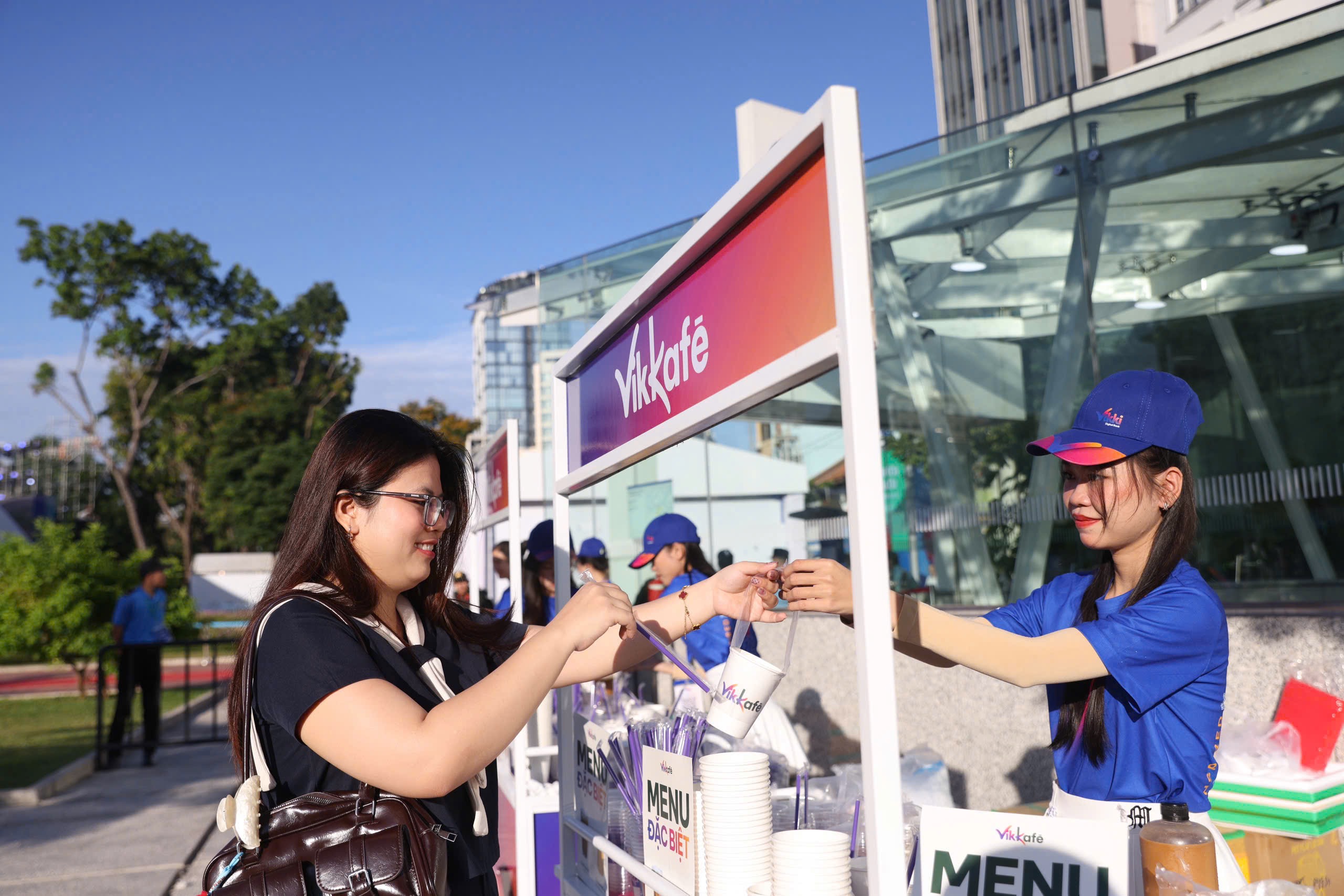 TP HCM khánh thành tuyến Metro số 1, Vikki Digital Bank cấp 100.000 thẻ miễn phí cho người dân- Ảnh 8.