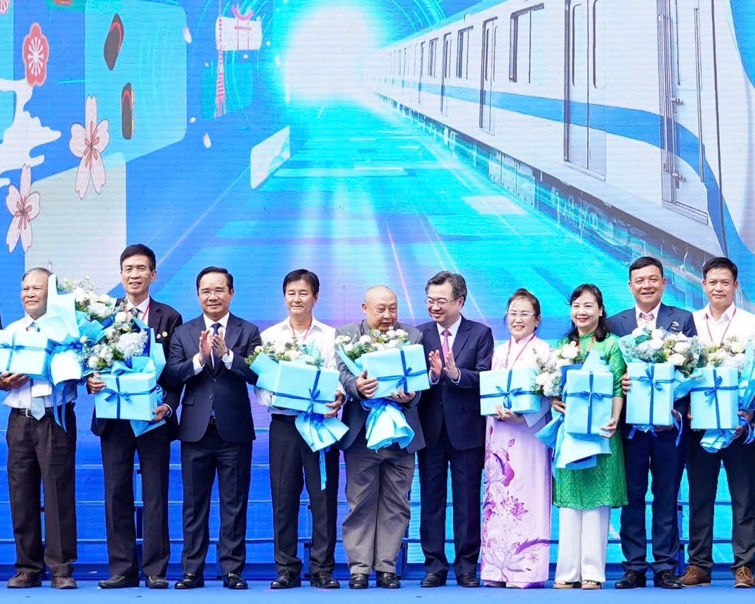 TP HCM khánh thành tuyến Metro số 1, Vikki Digital Bank cấp 100.000 thẻ miễn phí cho người dân- Ảnh 2.
