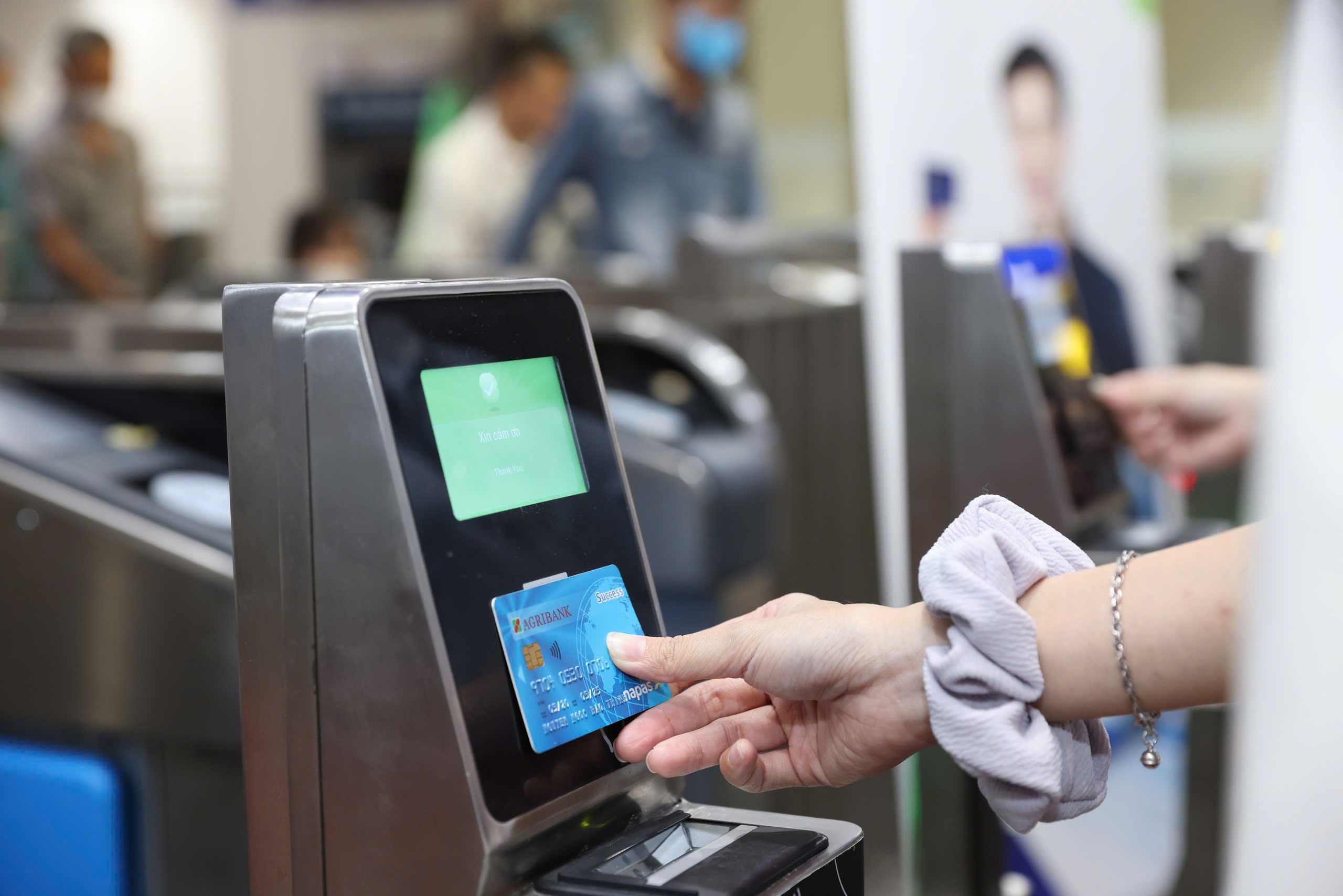 Kh&aacute;ch đi Metro số 1 được nhận qu&agrave; khi thanh to&aacute;n kh&ocirc;ng tiền mặt- Ảnh 2.