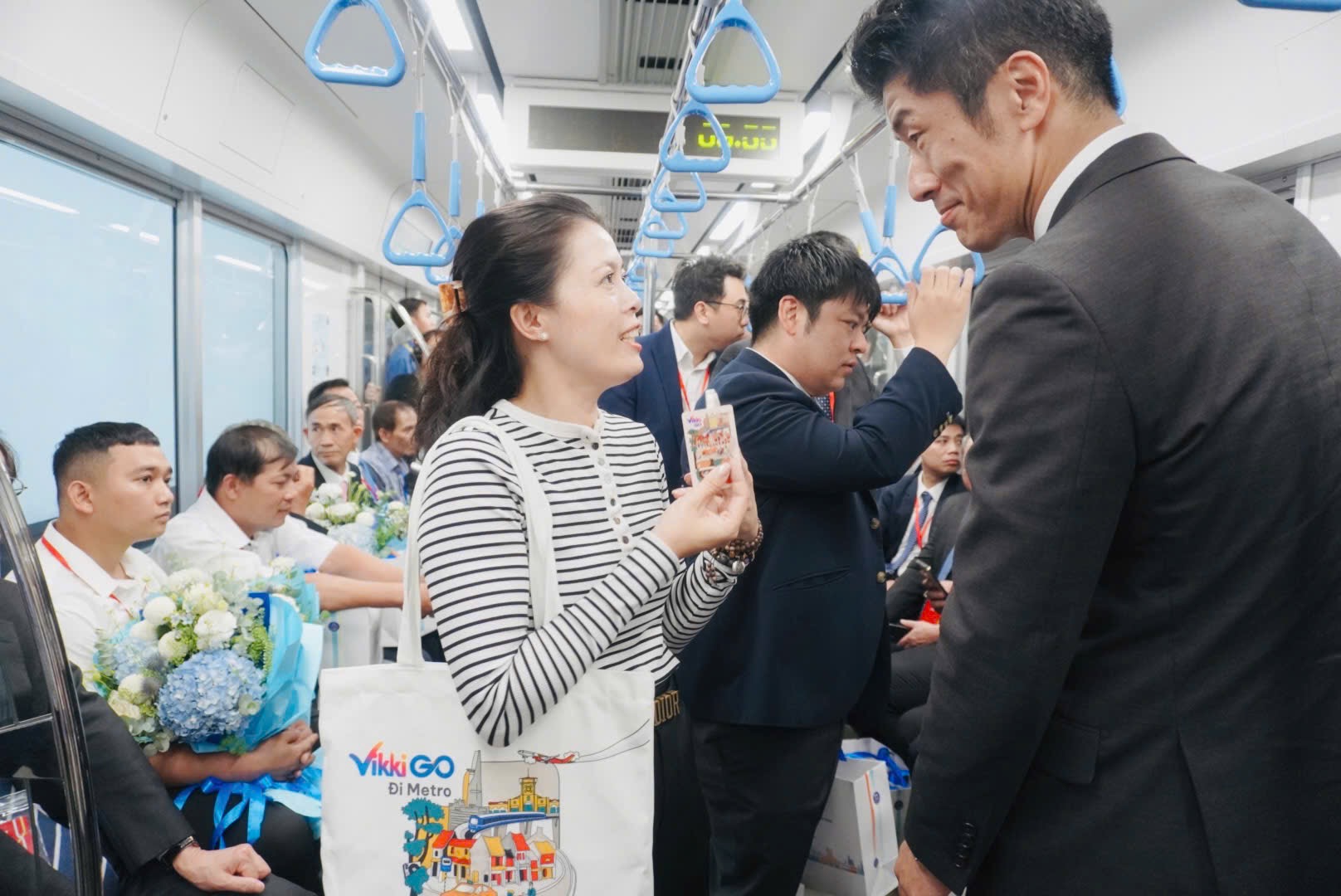 Kh&aacute;ch đi Metro số 1 được nhận qu&agrave; khi thanh to&aacute;n kh&ocirc;ng tiền mặt- Ảnh 3.