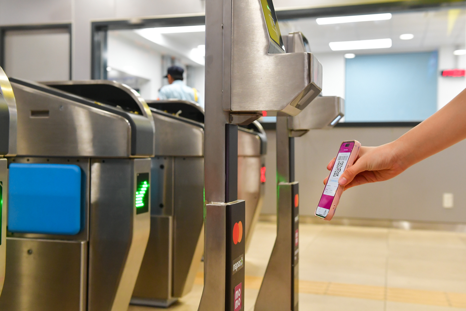 Kh&aacute;ch đi Metro số 1 được nhận qu&agrave; khi thanh to&aacute;n kh&ocirc;ng tiền mặt- Ảnh 4.