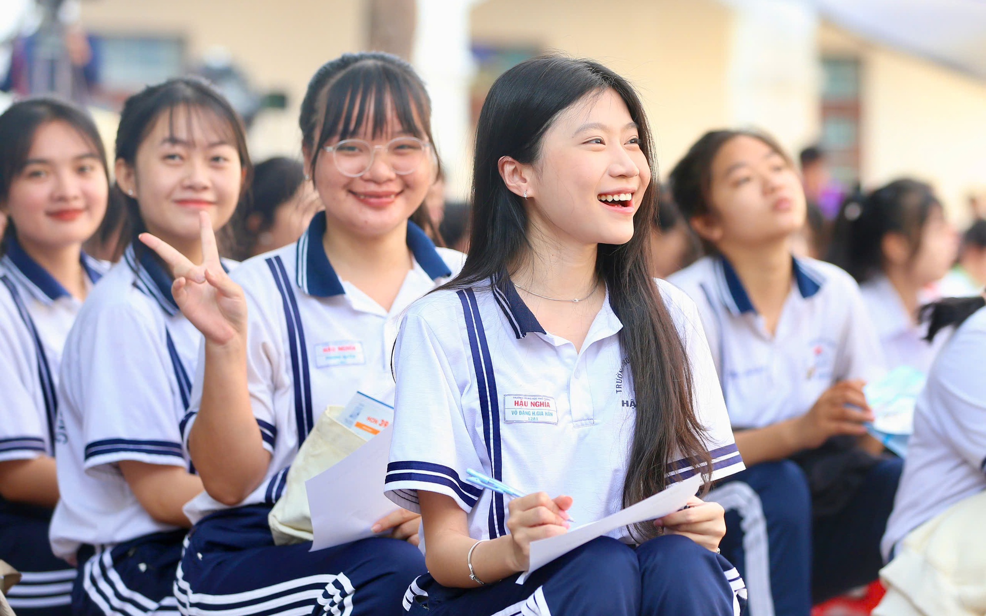 Học sinh cười tít mắt vì được “thần tượng” tư vấn hướng nghiệp