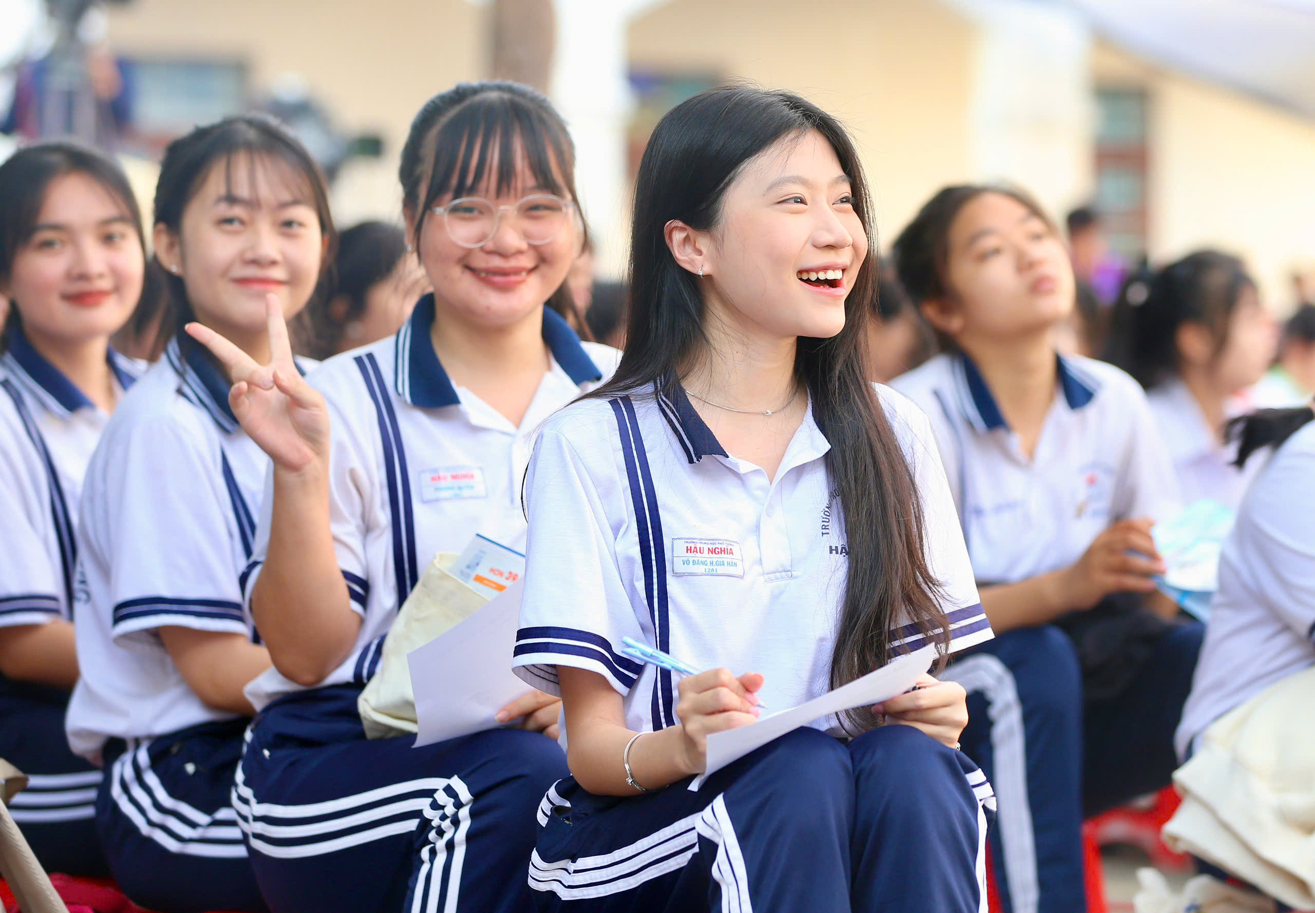 Học sinh cười t&iacute;t mắt v&igrave; được &ldquo;thần tượng&rdquo; tư vấn hướng nghiệp- Ảnh 1.