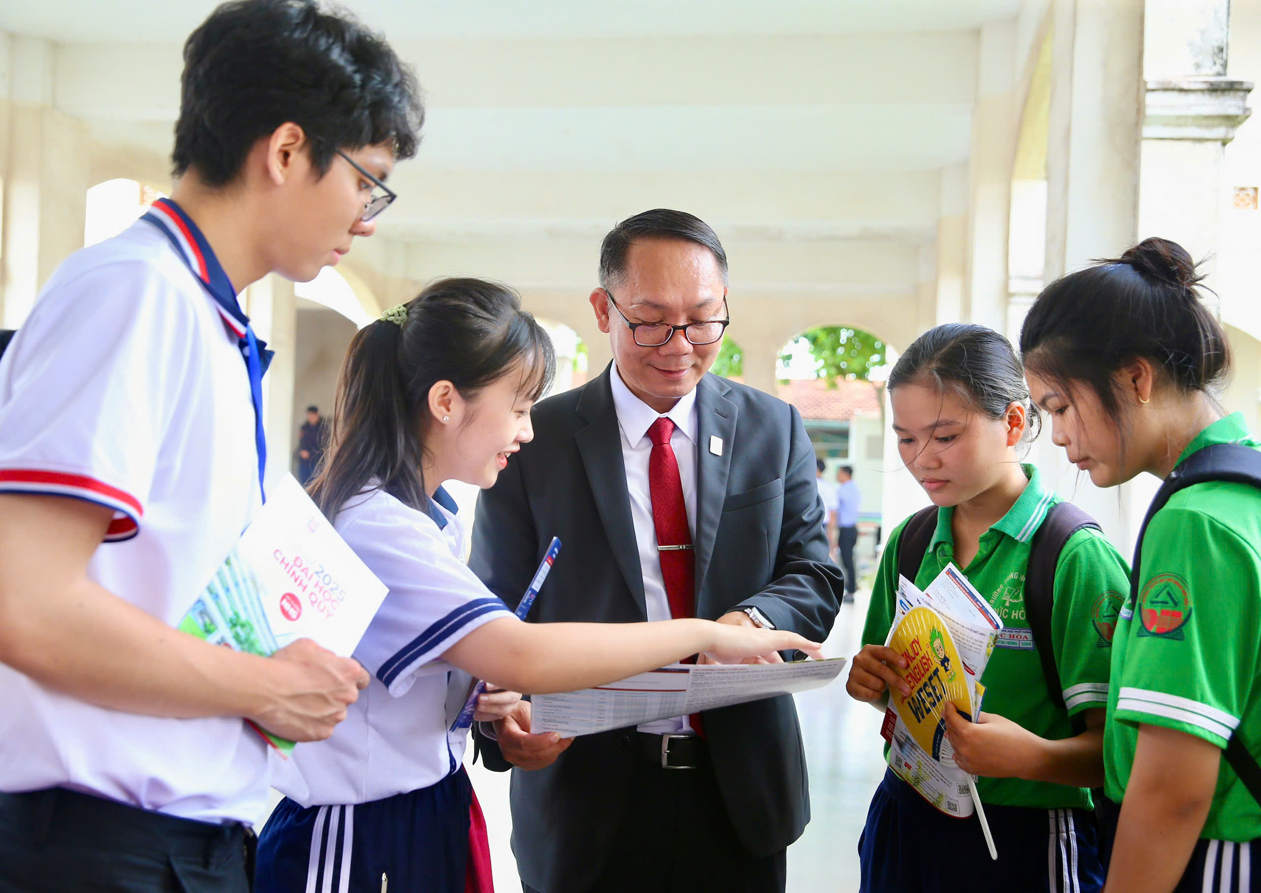 Học sinh cười t&iacute;t mắt v&igrave; được &ldquo;thần tượng&rdquo; tư vấn hướng nghiệp- Ảnh 4.
