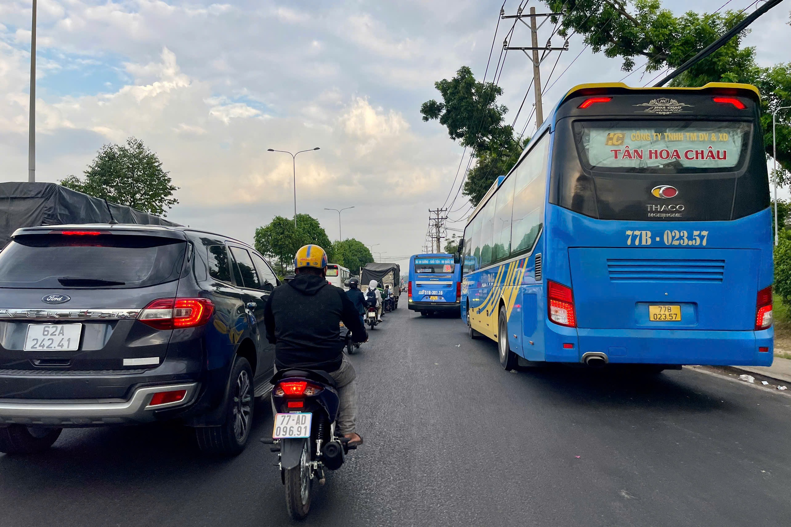 Cho&aacute;ng với h&igrave;nh ảnh cả trăm xe kh&aacute;ch hoạt động b&aacute;t nh&aacute;o tr&ecirc;n đường Đỗ Mười- Ảnh 5.
