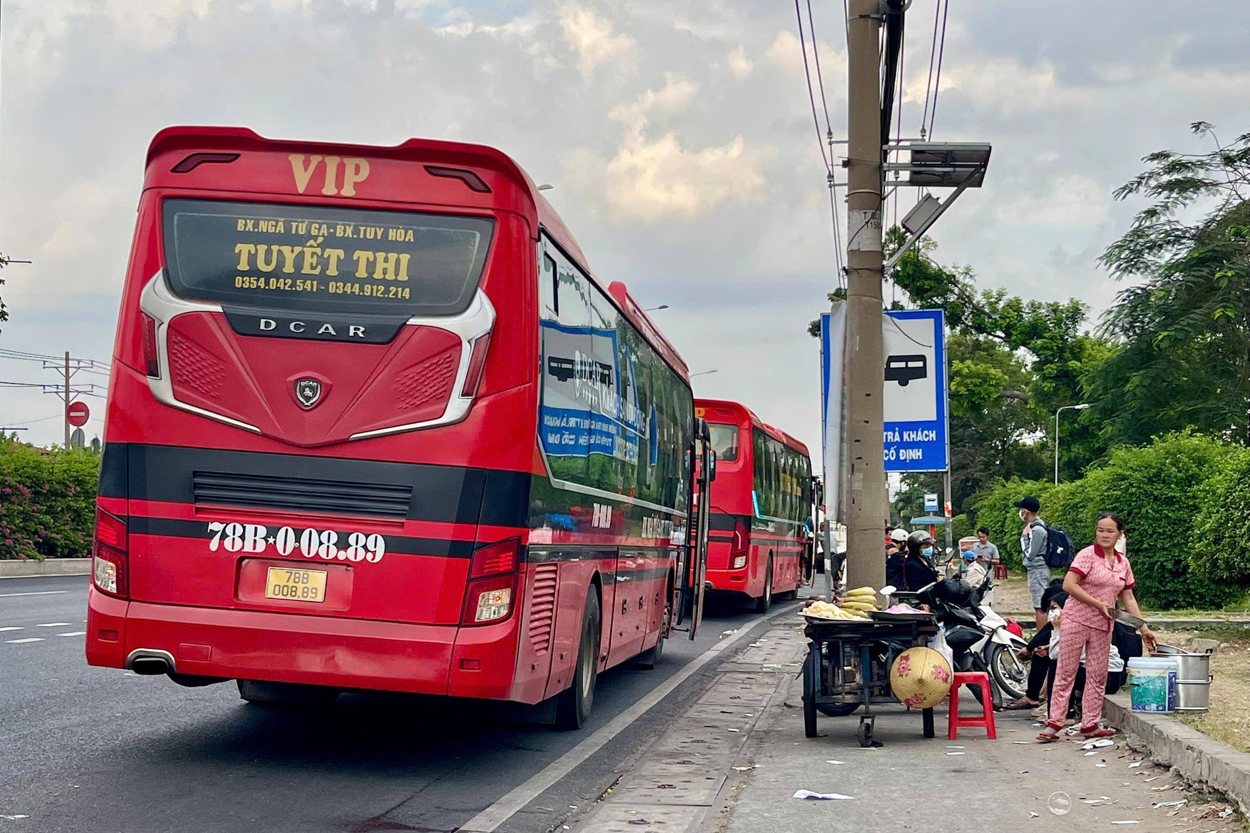 Cho&aacute;ng với cả trăm xe kh&aacute;ch b&aacute;t nh&aacute;o: Cảnh s&aacute;t giao th&ocirc;ng n&oacute;i thường xuy&ecirc;n xử l&yacute;- Ảnh 3.