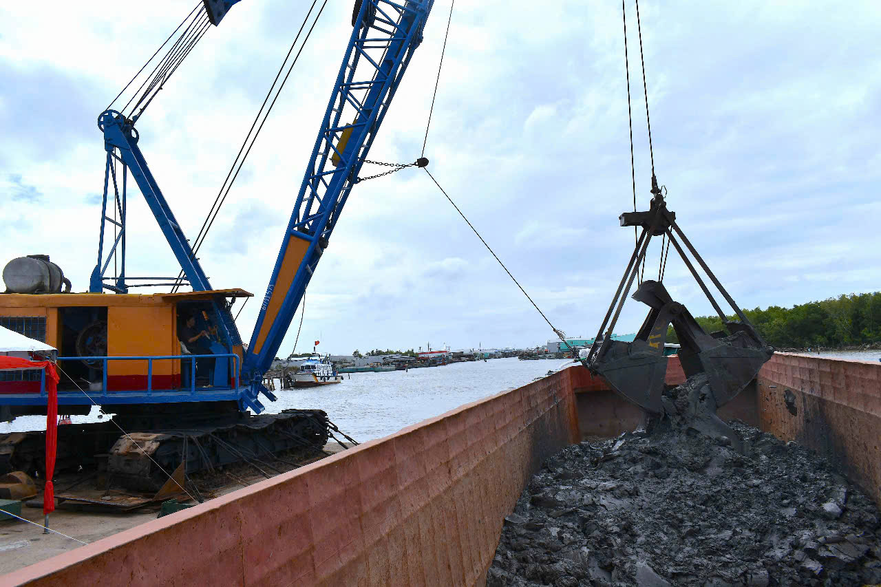 C&agrave; Mau lần đầu ti&ecirc;n x&atilde; hội h&oacute;a được 30 tỉ để nạo v&eacute;t cửa biển C&aacute;i Đ&ocirc;i V&agrave;m- Ảnh 1.