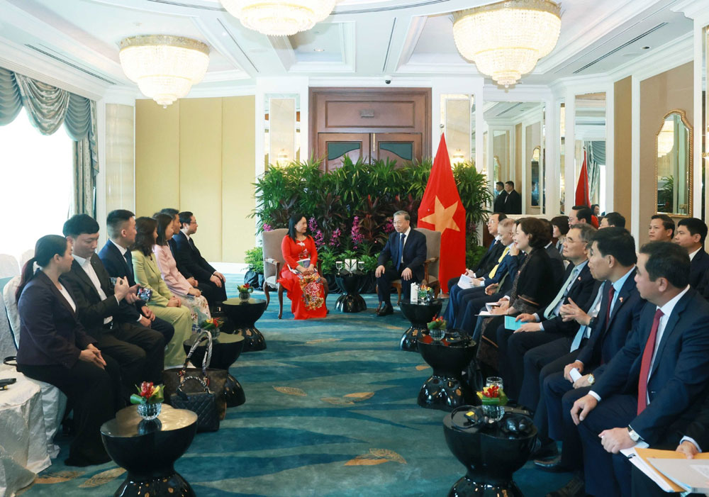 Tổng B&iacute; thư T&ocirc; L&acirc;m tiếp l&atilde;nh đạo một số tập đo&agrave;n, doanh nghiệp h&agrave;ng đầu của Singapore chiều 11-3. Ảnh: TTXVN