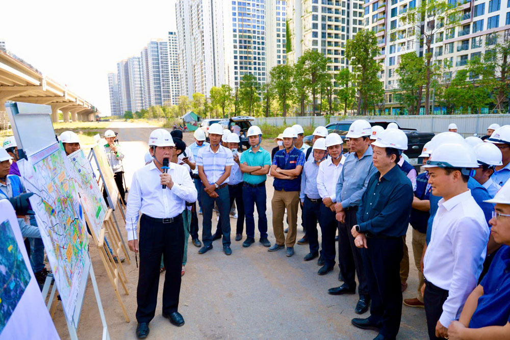 Đo&agrave;n c&ocirc;ng t&aacute;c của Ch&iacute;nh phủ thị s&aacute;t tại c&ocirc;ng trường đường V&agrave;nh đai 3 v&agrave;o s&aacute;ng 11-3. Ảnh: NGỌC QU&Yacute;