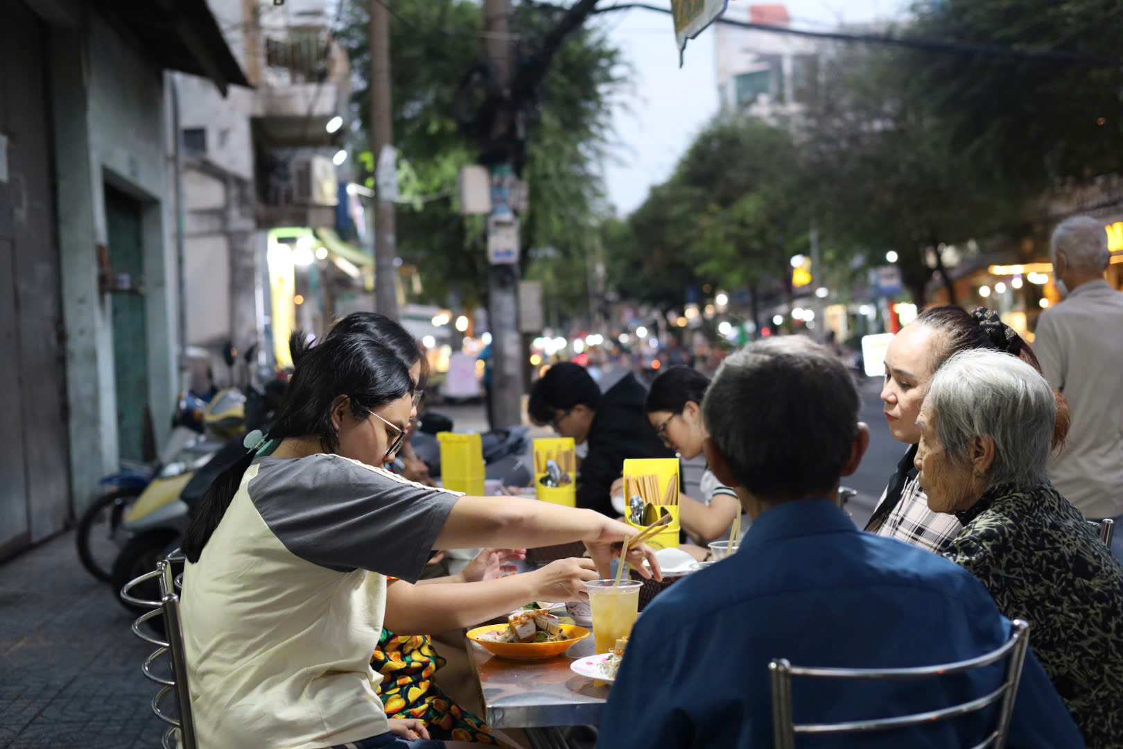 Tiệm b&aacute;nh cuốn 40 năm ở TP HCM k&iacute;n b&agrave;n, ngon nhờ c&aacute;ch l&agrave;m nh&acirc;n- Ảnh 7.