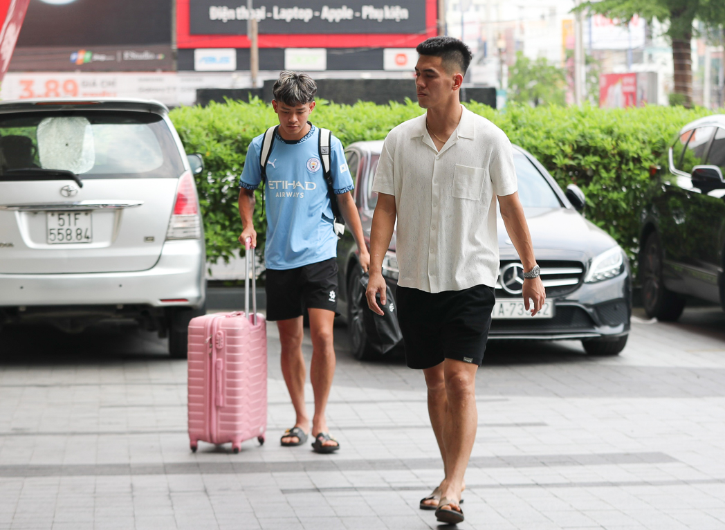 Tiến Linh tập tễnh v&agrave; kh&ocirc;ng mang h&agrave;nh l&yacute; đi hội qu&acirc;n- Ảnh 1.