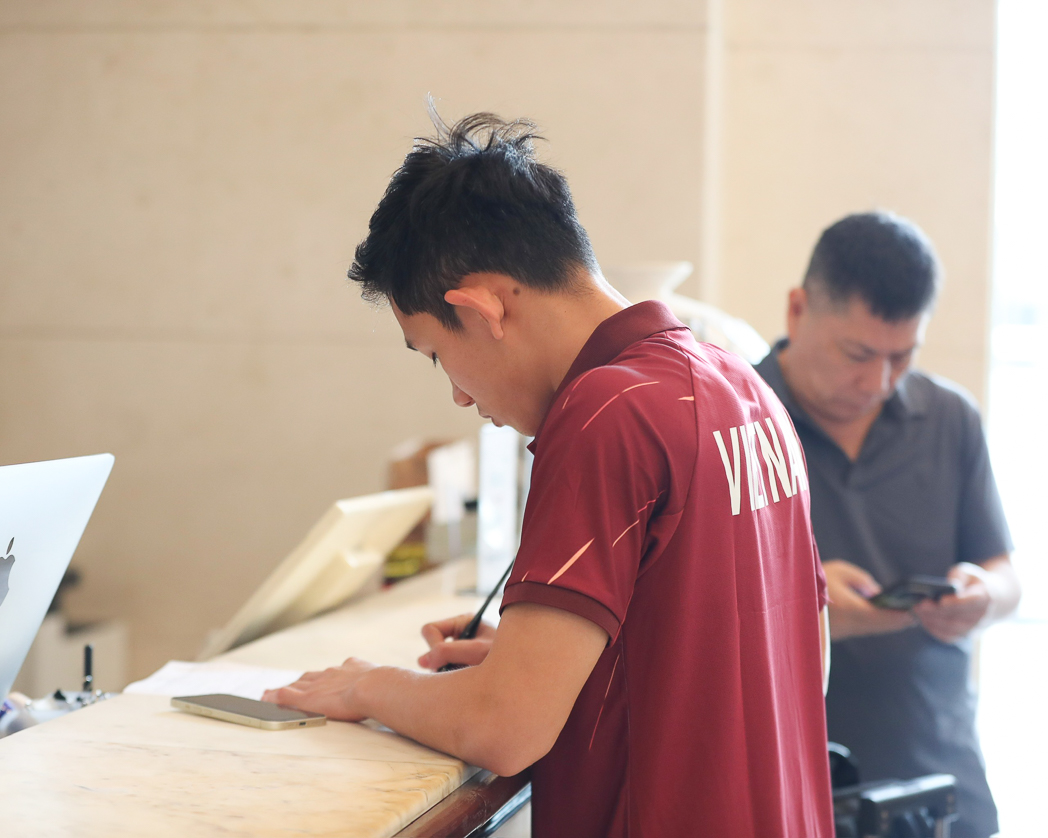Tiến Linh tập tễnh v&agrave; kh&ocirc;ng mang h&agrave;nh l&yacute; đi hội qu&acirc;n- Ảnh 6.