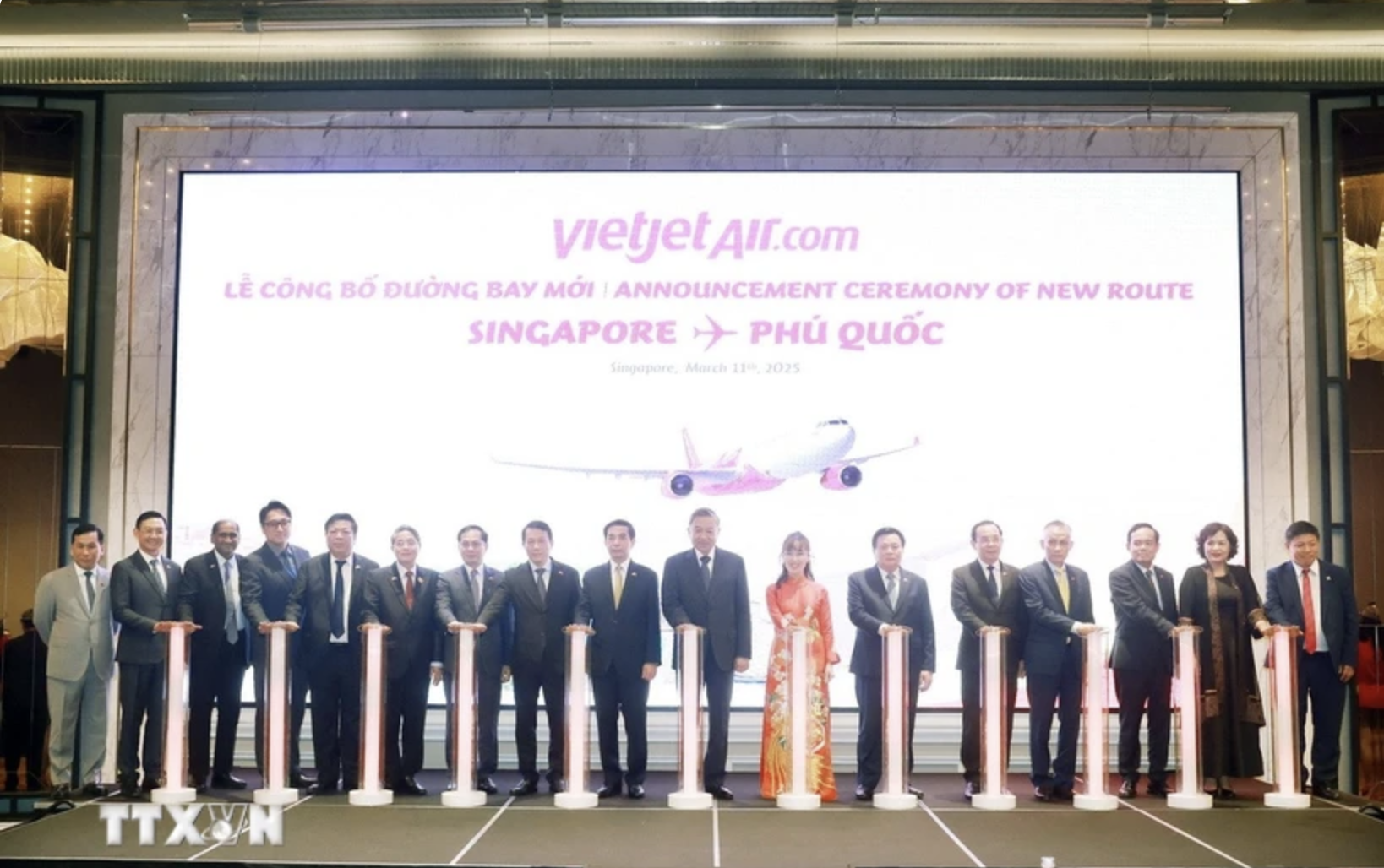 Tổng B&iacute; thư T&ocirc; L&acirc;m chứng kiến c&ocirc;ng bố đường bay thẳng Singapore-Ph&uacute; Quốc- Ảnh 1.