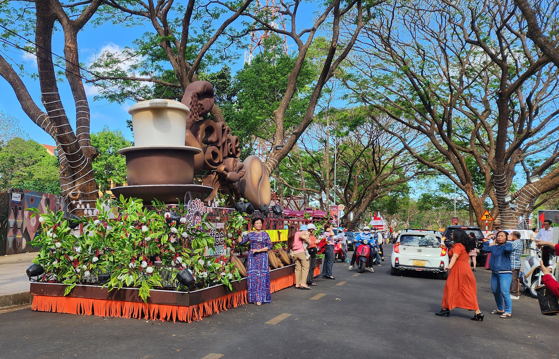 M&ocirc; h&igrave;nh truyền th&ocirc;ng di động - điểm check in "h&uacute;t kh&aacute;ch" tại lễ hội c&agrave; ph&ecirc;- Ảnh 2.