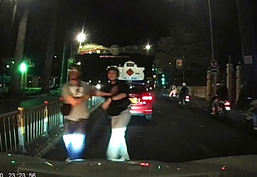 TP HCM: X&aacute;c minh nh&oacute;m người chửi bới, đập hỏng gương chiếu hậu taxi- Ảnh 2.
