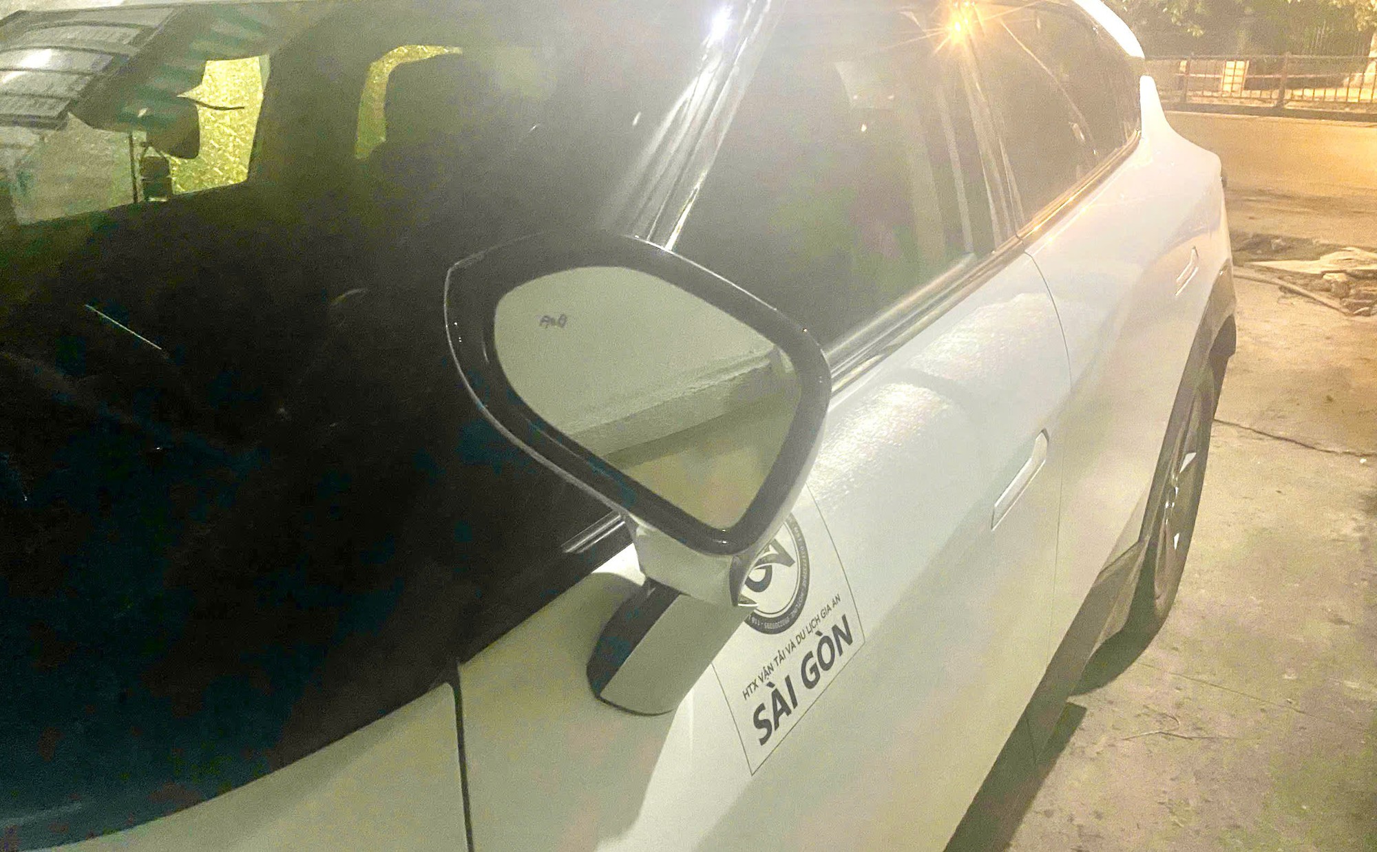 TP HCM: X&aacute;c minh nh&oacute;m người chửi bới, đập hỏng gương chiếu hậu taxi- Ảnh 1.