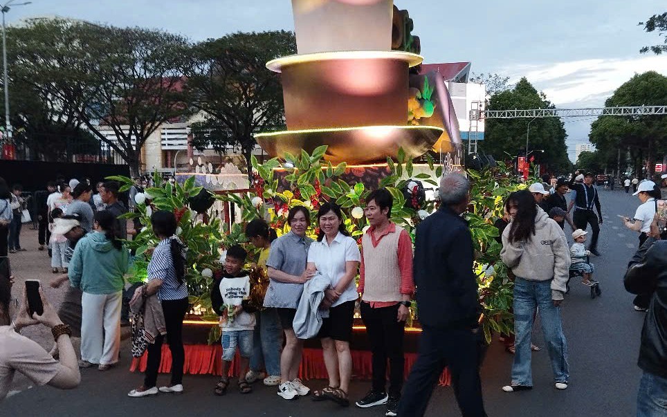 Mô hình truyền thông di động - điểm check in "hút khách" tại lễ hội cà phê