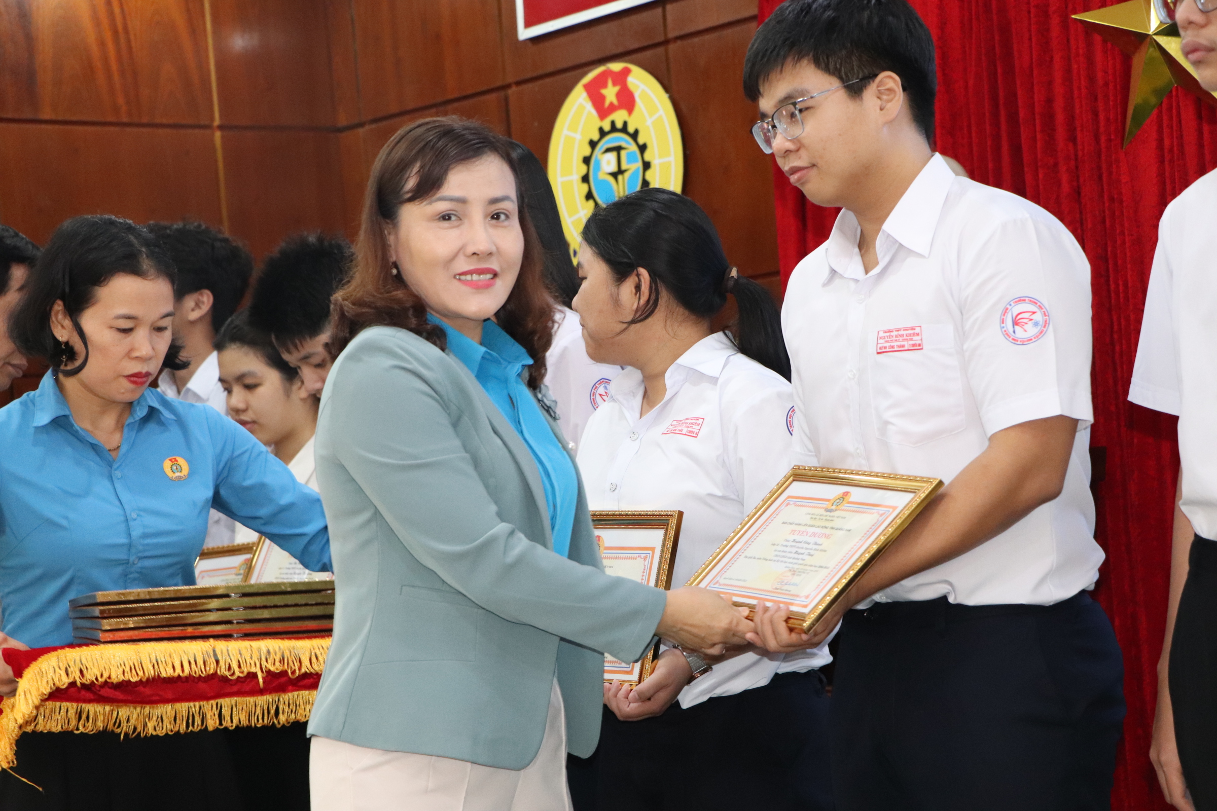 LĐLĐ tỉnh Quảng Nam tuy&ecirc;n dương cặp song sinh học tập xuất sắc- Ảnh 4.