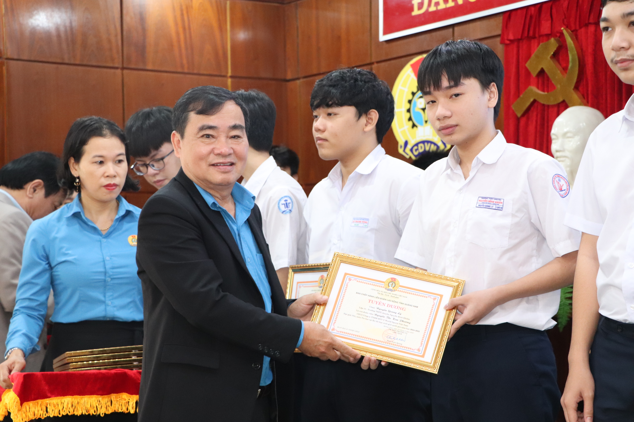 LĐLĐ tỉnh Quảng Nam tuy&ecirc;n dương cặp song sinh học tập xuất sắc- Ảnh 3.